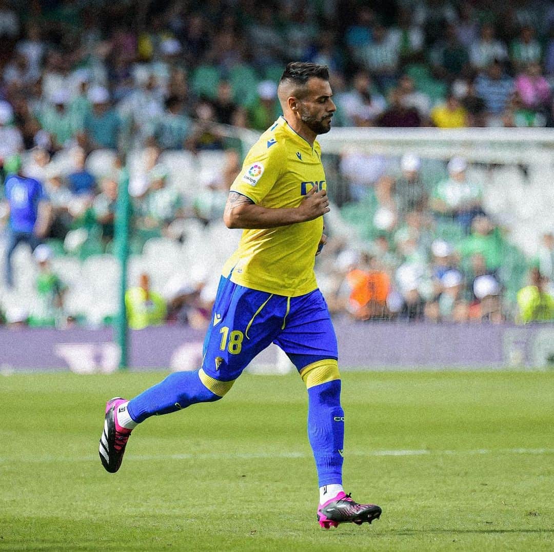 アルバロ・ネグレドのインスタグラム：「Trabajazo del equipo y victoria muy importante! 💪🏻 Seguimos @cadizclubdefutbol ! 💛💙」