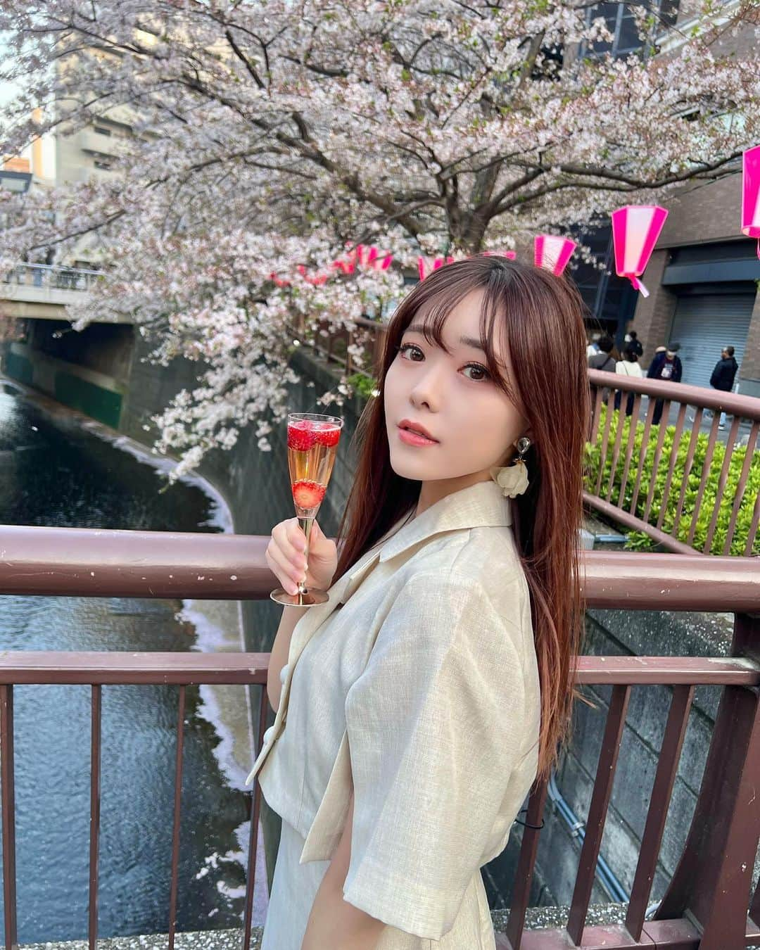 佐々木柚香さんのインスタグラム写真 - (佐々木柚香Instagram)「. . . 無事お花見できた日🌸🍓🥂 強風のおかげで髪ボサボサ🍃 . . #目黒川 #中目黒 #目黒川の桜 #目黒川桜まつり #目黒川沿い #お花見 #お花見コーデ #ダズリン #dazzlin #コンカフェ嬢 #コンカフェ #コンカフェ店員 #コンカフェキャスト」4月10日 3時12分 - yuka_burlesque