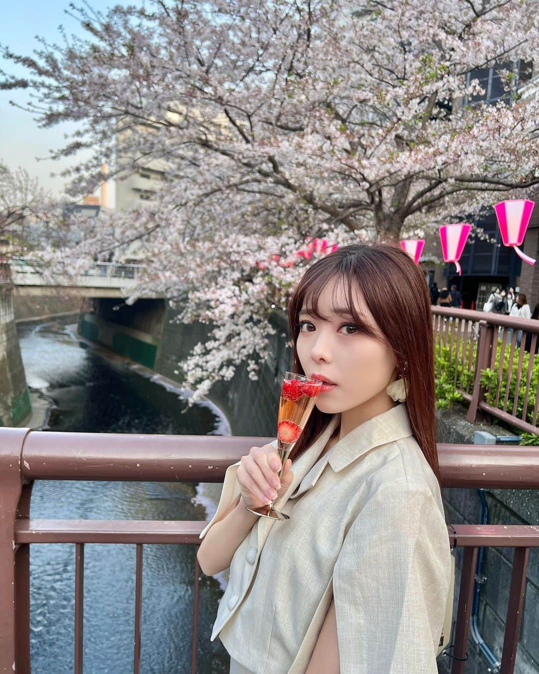 佐々木柚香さんのインスタグラム写真 - (佐々木柚香Instagram)「. . . 無事お花見できた日🌸🍓🥂 強風のおかげで髪ボサボサ🍃 . . #目黒川 #中目黒 #目黒川の桜 #目黒川桜まつり #目黒川沿い #お花見 #お花見コーデ #ダズリン #dazzlin #コンカフェ嬢 #コンカフェ #コンカフェ店員 #コンカフェキャスト」4月10日 3時12分 - yuka_burlesque