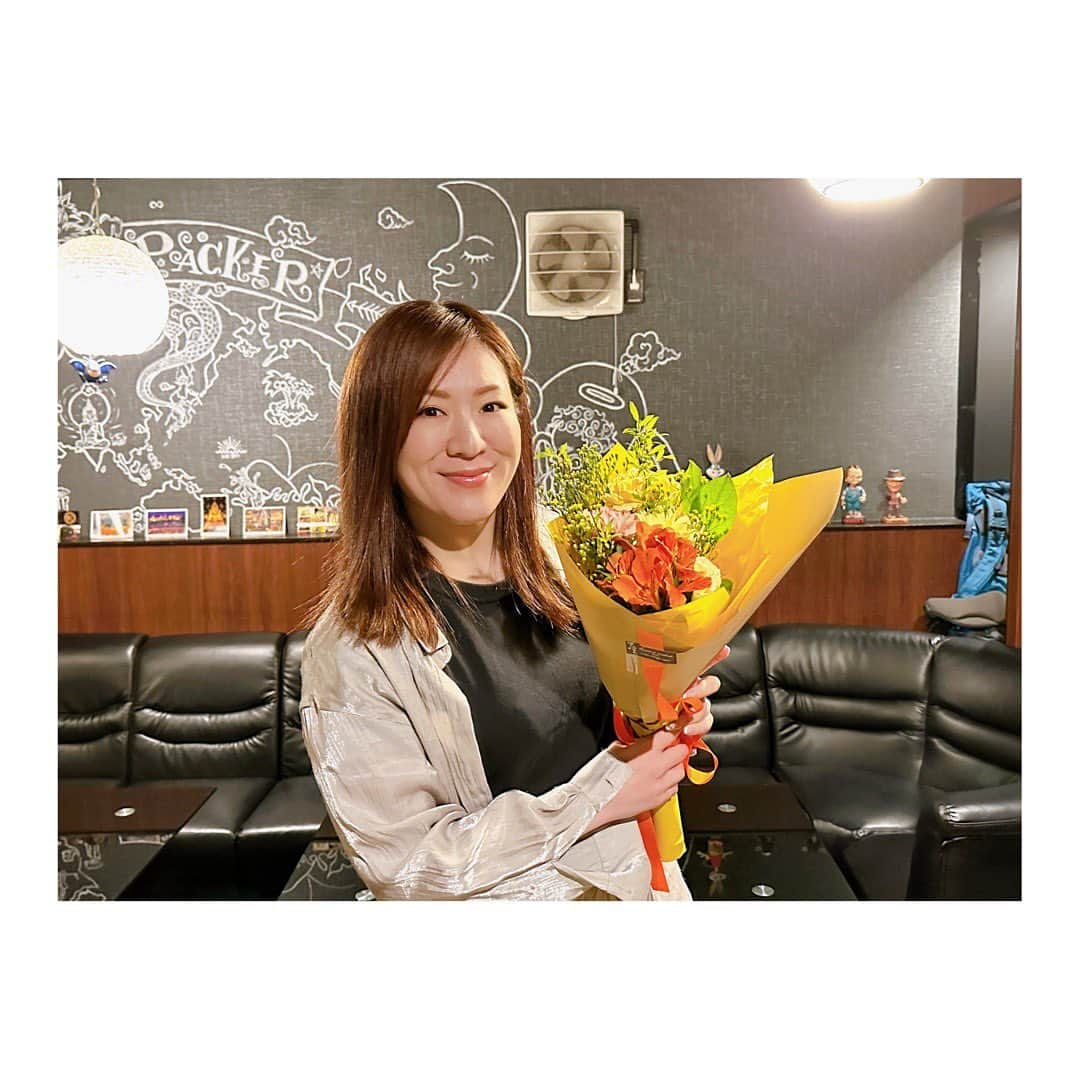 中島安里紗さんのインスタグラム写真 - (中島安里紗Instagram)「無事34歳を迎え、たくさんお祝いしていただきました🫶大好きなお花がたくさんで幸せだよー💐💐💐皆さん本当にありがとうございました🙇‍♀️✨ #中島安里紗 #SEAdLINNNG #川崎バックパッカー #お花 #花 #誕生日 #バースデー #感謝 #ありがとう #幸せ #happy #女子プロレス #プロレス #prowrestling #prowrestler」4月10日 14時06分 - arisa__nakajima