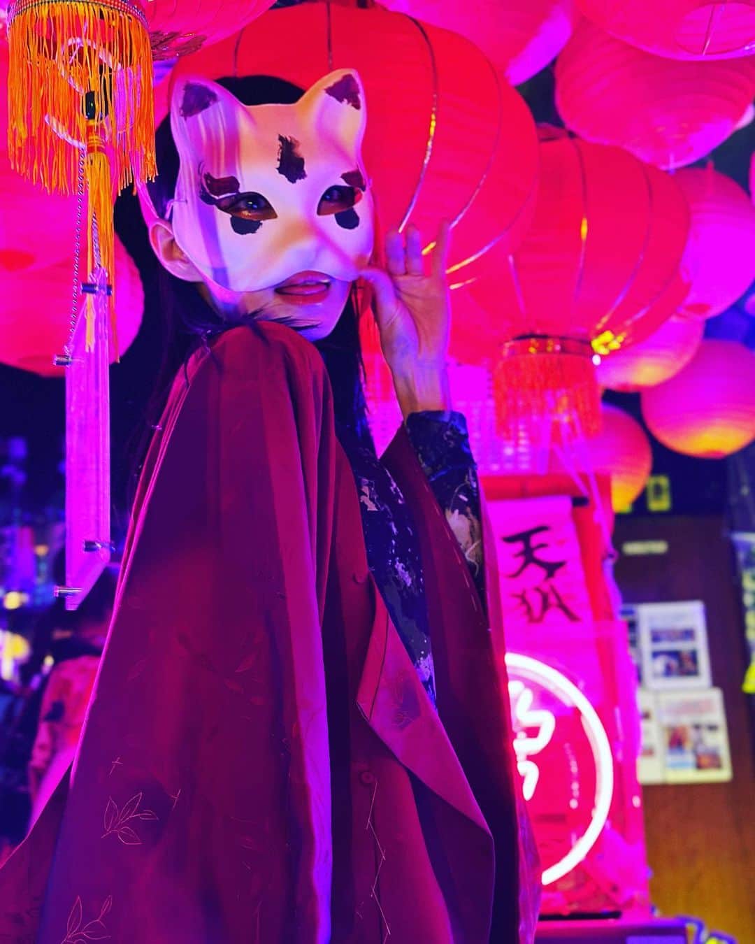 石塚朱莉さんのインスタグラム写真 - (石塚朱莉Instagram)「#cyberpunk #cybercity #neotokyo #サイバーパンク #攻殻機動隊 #kitsune #kimono #neon」4月10日 14時08分 - akari_ishizuka