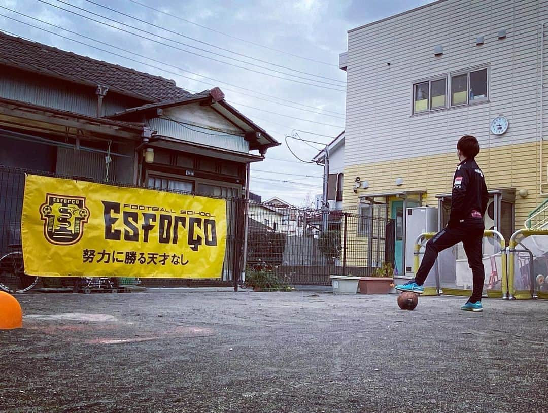 宇賀神友弥のインスタグラム：「🟨お知らせ🟨 この度、2023年度4月からesforso football schoolのアシスタントコーチとして就任しました。 （※木曜日・金曜日）  2022年度は、巡回指導で犬丸コーチのアシスタントをし、今年度からはスクールの方もお手伝いいたします。  エスフォルソスクール生と、犬コーチ、エスフォルソを支えられるようにアシスタントコーチいたします。  よろしくお願いいたします。  #ugajinesforçoplace #esforçofootballschool  #宇賀神友弥 代表 #犬丸圭吾 コーチ #サッカー #スクール #少年少女 #アシスタントコーチ #指導者 #埼玉県 #戸田市 #エスフォルソの夢にむかって #一緒に戦う #🐶 #未来のサッカー選手たち」