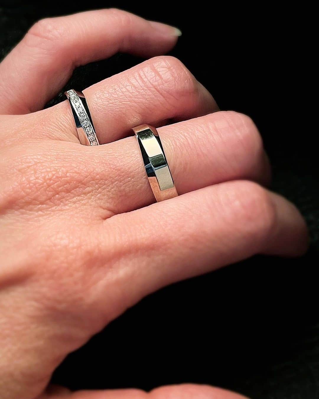 Danke schön ダンケ 金沢 結婚指輪 鍛造さんのインスタグラム写真 - (Danke schön ダンケ 金沢 結婚指輪 鍛造Instagram)「・ ・ ハイ🙌🏻 今日のバウアーさんは コレにします。 ・ ・ いきなりのテーマですが 『目の錯覚を活用する』 ・ ・ ハテ？ なにを？又 ・ ・ 又！🤭突飛な事を 言い出すかと…思うでしょ！ ・ ・ 今日のこのモデル 実は同じ『　形状　』なんですよ。 ・ ・ 「幅」は違いますが 「厚み」と「削り出し方」は同じ ・ ・ なのにDiaがセッティング されていると言うだけで ・ ・ 同じ形状には見えない⁈ 違って見える⁈ ・ ・ しかもそのDiaは実は一直線に セッティングされているんです。 ・ ・ 一瞬！ ・ ・ 一直線⁈って ・ ・ このモデル自体が ウェーブじゃない？と思った人は ・ ・ ハイ🙌🏻今日のキャッチコピーの 『目の錯覚』にまんまと ハマってますよ。 ・ ・ このモデルは 不思議な魅力を持っていて ・ ・ 実寸はそれなりの 「厚み」があるのに ・ ・ なぜか指に通して ギャっ！と握った時の独特の つけ心地にズキュン💘 ・ ・ 他のモデルでは味わえない とても不思議な体感です。 ・ ・ そして指輪をどこを正面に 持ってくるかで 全然印象が変わるし ・ ・ どの角度から見るかでも これ又！全然印象が変わる。 ・ ・ 『指輪されど♪指輪』 ・ ・ 例え写真1枚であったとしても 皆さんはどこまで見抜いてますか？ ・ ・ 形に残る指輪 どこまで追求し選び抜きたいですか？ ・ ・ ・ ・ ・ 鍛造削り出し 🇩🇪クリスチャンバウアー 専門店 ・ ・ ワンランク上をいくノウハウの クリスチャンバウアーの選び方なら 『Danke schön 』 ・ ・ ・ —— 𝐃𝐚𝐧𝐤𝐞—————————————————————— ▪︎ Instagramプロフィール 🔜 @danke2005 ——————————— —————————𝐒𝐜𝐡⍥𝐧————— ・ ・ #クリスチャンバウアー金沢 #鍛造指輪 #鍛造リング #結婚指輪 #結婚指輪オーダー #切削加工 #結婚指輪探し #結婚指輪選び #指輪探し #指輪選び #マリッジリング #結婚指輪金沢 #金沢結婚指輪 #セカンドリング #結婚指輪買い替え #地金屋鍛造 #ブライダルリング #結婚記念日 #ベビーリング #ドイツリング #自分へのご褒美 #今日の手元  ----------------------------------------✈︎------------ 鍛造削り出し 🇩🇪クリスチャンバウアー 専門店 『𝐃𝐚𝐧𝐤𝐞 𝐬𝐜𝐡⍥𝐧』 ・ • 営業時間 am11:00〜pm9:00 • 定休日 : 木曜日 • 駐車場 : 店舗前OK • ご予約 : 優先 ・ ・ ——𝐃𝐚𝐧𝐤𝐞————————————— ▪︎トップページ 🔜 @danke2005 ————————————𝐒𝐜𝐡⍥𝐧———」4月10日 12時46分 - danke2005