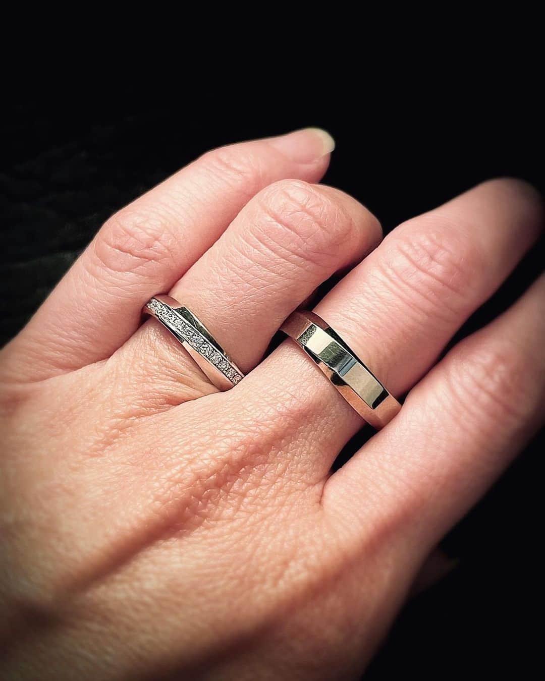 Danke schön ダンケ 金沢 結婚指輪 鍛造さんのインスタグラム写真 - (Danke schön ダンケ 金沢 結婚指輪 鍛造Instagram)「・ ・ ハイ🙌🏻 今日のバウアーさんは コレにします。 ・ ・ いきなりのテーマですが 『目の錯覚を活用する』 ・ ・ ハテ？ なにを？又 ・ ・ 又！🤭突飛な事を 言い出すかと…思うでしょ！ ・ ・ 今日のこのモデル 実は同じ『　形状　』なんですよ。 ・ ・ 「幅」は違いますが 「厚み」と「削り出し方」は同じ ・ ・ なのにDiaがセッティング されていると言うだけで ・ ・ 同じ形状には見えない⁈ 違って見える⁈ ・ ・ しかもそのDiaは実は一直線に セッティングされているんです。 ・ ・ 一瞬！ ・ ・ 一直線⁈って ・ ・ このモデル自体が ウェーブじゃない？と思った人は ・ ・ ハイ🙌🏻今日のキャッチコピーの 『目の錯覚』にまんまと ハマってますよ。 ・ ・ このモデルは 不思議な魅力を持っていて ・ ・ 実寸はそれなりの 「厚み」があるのに ・ ・ なぜか指に通して ギャっ！と握った時の独特の つけ心地にズキュン💘 ・ ・ 他のモデルでは味わえない とても不思議な体感です。 ・ ・ そして指輪をどこを正面に 持ってくるかで 全然印象が変わるし ・ ・ どの角度から見るかでも これ又！全然印象が変わる。 ・ ・ 『指輪されど♪指輪』 ・ ・ 例え写真1枚であったとしても 皆さんはどこまで見抜いてますか？ ・ ・ 形に残る指輪 どこまで追求し選び抜きたいですか？ ・ ・ ・ ・ ・ 鍛造削り出し 🇩🇪クリスチャンバウアー 専門店 ・ ・ ワンランク上をいくノウハウの クリスチャンバウアーの選び方なら 『Danke schön 』 ・ ・ ・ —— 𝐃𝐚𝐧𝐤𝐞—————————————————————— ▪︎ Instagramプロフィール 🔜 @danke2005 ——————————— —————————𝐒𝐜𝐡⍥𝐧————— ・ ・ #クリスチャンバウアー金沢 #鍛造指輪 #鍛造リング #結婚指輪 #結婚指輪オーダー #切削加工 #結婚指輪探し #結婚指輪選び #指輪探し #指輪選び #マリッジリング #結婚指輪金沢 #金沢結婚指輪 #セカンドリング #結婚指輪買い替え #地金屋鍛造 #ブライダルリング #結婚記念日 #ベビーリング #ドイツリング #自分へのご褒美 #今日の手元  ----------------------------------------✈︎------------ 鍛造削り出し 🇩🇪クリスチャンバウアー 専門店 『𝐃𝐚𝐧𝐤𝐞 𝐬𝐜𝐡⍥𝐧』 ・ • 営業時間 am11:00〜pm9:00 • 定休日 : 木曜日 • 駐車場 : 店舗前OK • ご予約 : 優先 ・ ・ ——𝐃𝐚𝐧𝐤𝐞————————————— ▪︎トップページ 🔜 @danke2005 ————————————𝐒𝐜𝐡⍥𝐧———」4月10日 12時46分 - danke2005