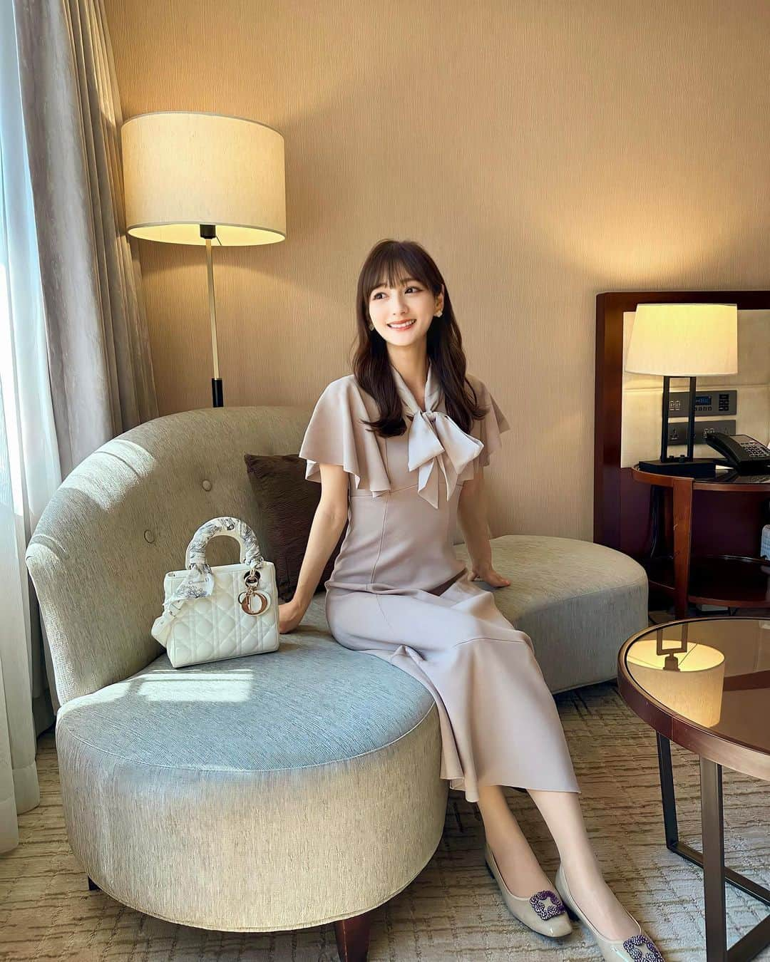 加藤瑠美さんのインスタグラム写真 - (加藤瑠美Instagram)「The Westin Josun Seoul🏨🤍  ホテルは明洞にあるウェスティンに泊まりました✨ どこに行くにも近くて最高だった🥹 夫が日本からチェックインまで済ませてくれていて、 何から何までありがとうの気持ち🙏  大人だけだとやはり時間と心にゆとりがあり、 久しぶりにスキンケアやメイクグッズなど 撮ってみたりしたよ🫢💄笑 すぐ買うかなと思いつつIHADAのミニサイズと REVISISのパックを日本から持参🫧 コスメはIPSA多め🤍 フェイスカラーパレットはこれ1つでチークハイライトシェーディングが完了するから旅先には欠かせない🎨  dress @herlipto #herlipto  bag @dior #dior shoes @rakuten.room #楽天ルーム  #coordinate#ootd#Japanese#japanesegirl#instafashion#rubi_fashion#ladydior#TheWestinJosunSeoul#東京ママ#오오티디#아웃핏#年子ママ#男の子ママ#女の子ママ#年子育児#年子ママ#年子兄妹#ワンピース#ハーリップトゥー#韓国旅行#ウェスティン朝鮮ホテル」4月10日 12時54分 - katorubi