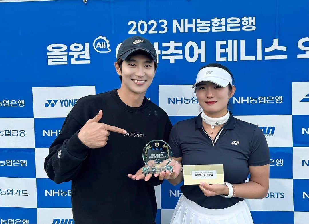 チェ・ウンのインスタグラム：「. 🥈준우승🏅🏅🏅 하루종일 테니스치구 넘 잼썼다 내동생 울 사랑이 고생햇댜 나파🎾 첫 술에 배불럿다🤣🤣 첫 대회 입상이라니.. 역시 따랑이빠월💥 버스 태워주셔서 고맙습니다💕 . . . 🎾wilson ultra v4 brito 🎾wilson rush pro4.0 #wilsontennis #wilson #wilsonultra #wilsonshoes #테니스 #테니스치는남자 #테니스치는연예인 #배우 #최웅」