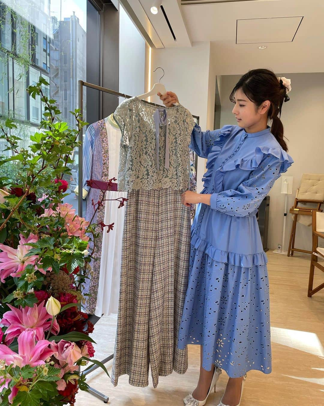 逢月あかりのインスタグラム：「@adelly.tokyo  2023awの展示会に行ってきました👗  3枚目までは今季のものです☺️  刺繍のゴージャスなものからサラッとした軽いワンピースまで🥰  テレビでもよく衣装として着用されてるのを見かけます✨  生地からこだわったドレスばかりで特別感がステキ👗  #adelly#アデリー #衣装#ドレス#ワンピース#シャツワンピ #ママコーデ #お呼ばれワンピース#刺繍ワンピース #展示会#2023aw」