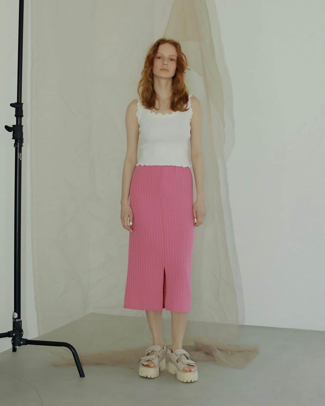 AMAILさんのインスタグラム写真 - (AMAILInstagram)「#commingsoon 4/18(火)お昼12:00〜販売スタート  Vivit time skirt ¥6,600- color: BLU/PNK size: FREE  すっきりとしたIラインシルエットのミディ丈スカート。 コーディネートのアクセント使いに最適な カラーリングが嬉しい一枚。 フロントスリットで足さばきがしやすく、 ウエストゴム仕様でストレスフリーな履き心地です。  コーディネートを華やかに彩ってくれる爽やかな色合いは カラーのワントーンコーデや カラーブロッキングを楽しんだり、 シンプルなスタイリングのポイント使いとして 取り入れていただくのがおすすめです。 フロントにスリットが入っているため サンダルからショートブーツなど 足元のスタイリングも楽しい一枚です。  #AMAIL #アマイル #スリットスカート」4月10日 12時56分 - amail_official