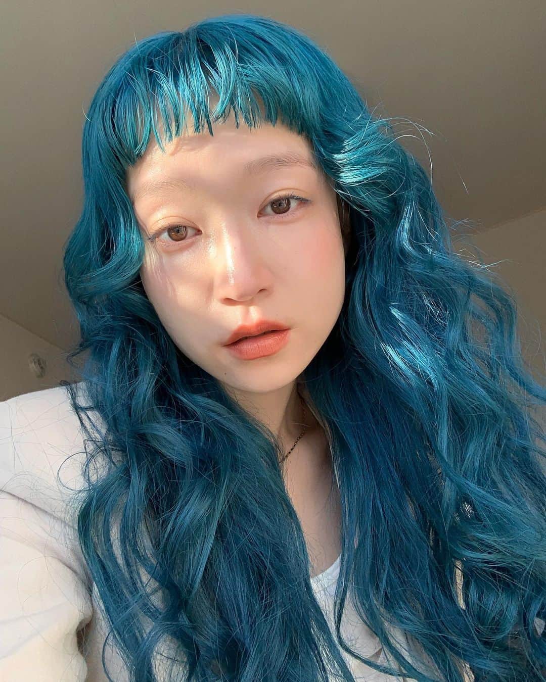 のインスタグラム：「薄眉day☀️自然光はいつでも私たちの味方☀️  hair color @sawaitakuya 💙」