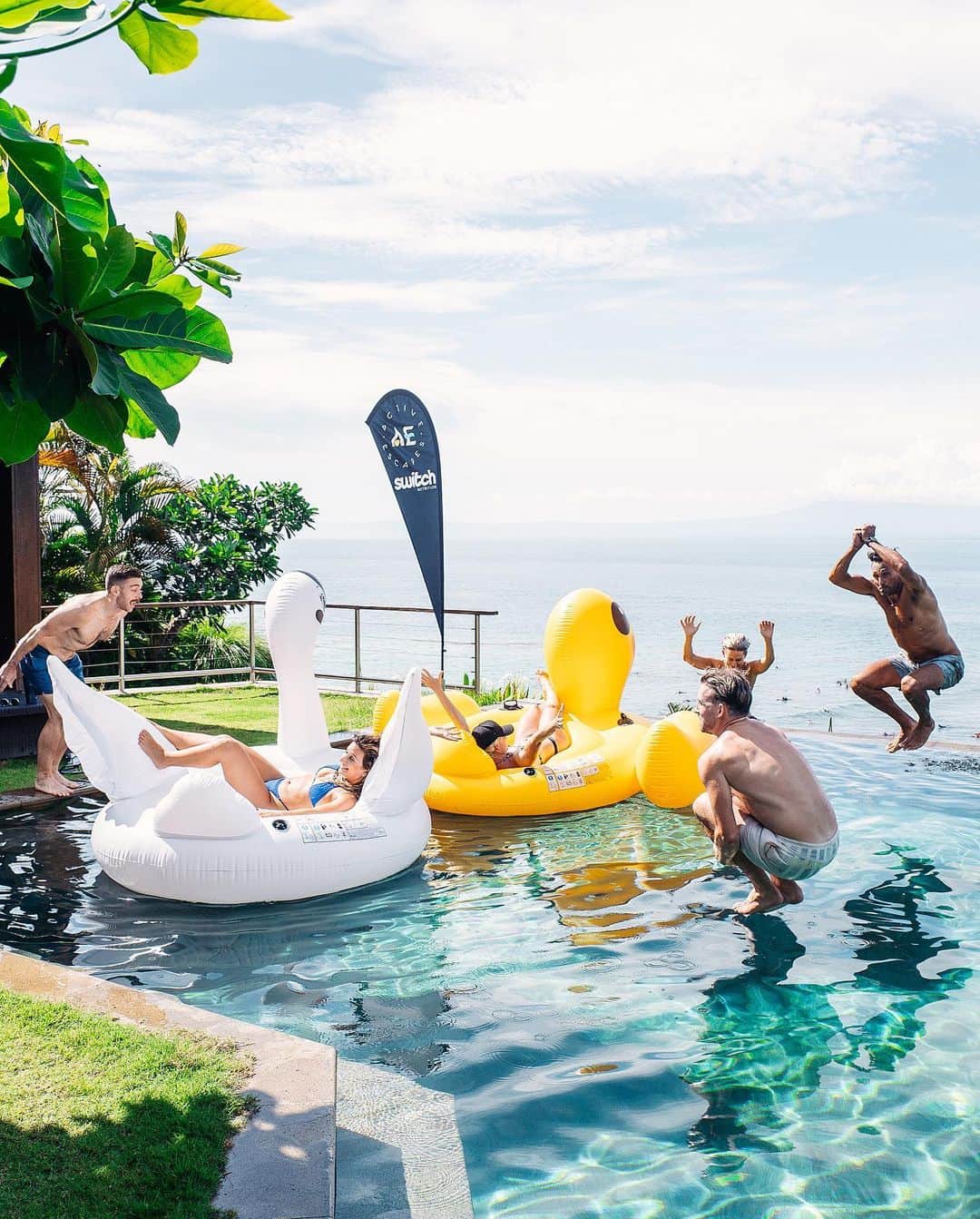 Amanda Biskさんのインスタグラム写真 - (Amanda BiskInstagram)「Feeling very blessed to be spending a week with these legends in paradise! @activeescapes #bali  We’re half way in and have already made the most epic memories:  1. Sunsets at our villa pool 2. Our villa 3. Me in my element coaching! 4. Team huddle before the beach obstacle course 5. Group shot after finishing beach obstacle 6. Afternoon at @fsbali enjoying the pool 7. Yoga with the amazing @jess_klein_yoga  8. Karolina & Danny smashing wake boarding 9. Pool party at our villa pool  ab♥️x  My next retreat: Active Escapes Festival - Sept 5th 2023  Photos: 1. @adam.m.dunne 2-9. @alexmioni 📸」4月10日 12時56分 - amandabisk