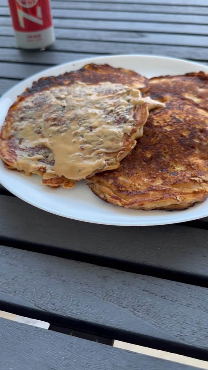 ドウェイン・ジョンソンのインスタグラム：「Round 2 of my Easter Sunday cheat meal breakfast called “coconut banana pancakes so damn good, you’re gonna slap somebody 🥞 😂 👋🏾   Our family chef, @chefputtie 👩🏾‍🍳 opened up her new business! 🥞👏🏾👏🏾👏🏾👏🏾 🥂   Handles to follow and buy  @simplyputtspancakes 🥞 @chefputtie 👩🏾‍🍳  Congratulations Chef Puttie👩🏾‍🍳 on your new venture and fantastic product and can’t wait for everyone to enjoy them as much as we do!!   #SimplyPUTT #simplyputtspancakes™️ #CoconutBanana  #GlutenFree #SlapSomebody」