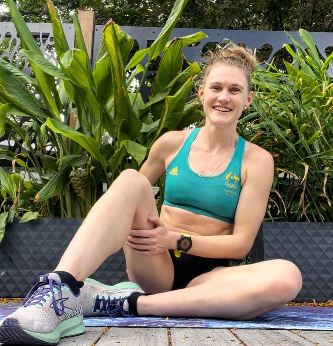 ケイトリン・サージェント・ジョーンズのインスタグラム：「“Do you miss it?” Almost 2 years on from retiring and I still get this question on a regular basis. Of course there are elements of being an elite athlete that I miss, but do you know what is more fun and interesting to ask? “What is your favourite part of being retired?” 🏃‍♀️“What surprised you about the retirement transition?” 💃 “Now that you have some distance, how has your perspective on your career changed?” 🤍 Smoothly transitioning into post-athlete life is not easy. I poured a lot into making it healthy and stable so while I’m proud of what I achieved as an athlete I’m also proud of where I’m at now」