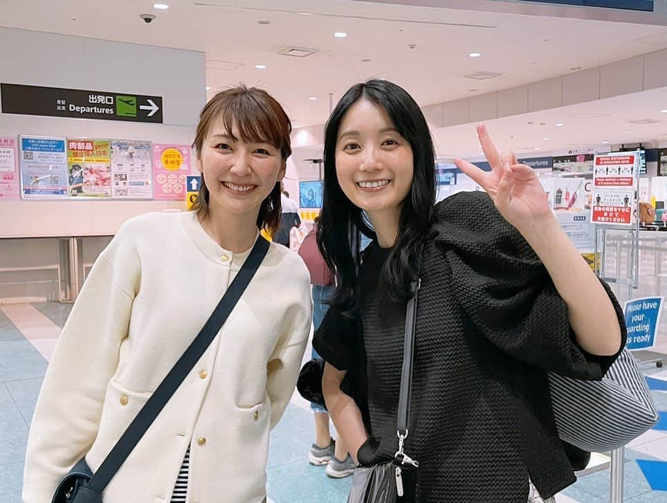 小野彩香さんのインスタグラム写真 - (小野彩香Instagram)「出発のとき🛫❤️  お見送りに来てくださったみなさん！！  福岡に来た当初からお世話になった方ばかりです🌼 しかも、すでに何度も送別会を開いてくださった方ばかり…😂 なのに最後の最後まで、律儀にそして楽しく、お見送りしてくださいました🙇‍♀️ そのお気持ちがすごく嬉しかった✨✨✨  そして2枚目は、橋本真衣ちゃん！ 社会人になってから友達を作るのは難しいと言われますが、私はラッキーなことに、できました😁💕  優しいし面白いし、仕事もできる！カッコいい友達です！ これからもどんどん連絡するね😁✨笑  ちなみにまいちゃんとの写真は、私が腰に手を当てて偉そうですが、重い大きなボストンバッグを肘で後ろに追いやっているポーズです😂笑  みなさん、ありがとうございました😆❣️  #出発」4月10日 13時21分 - onoayaka_official