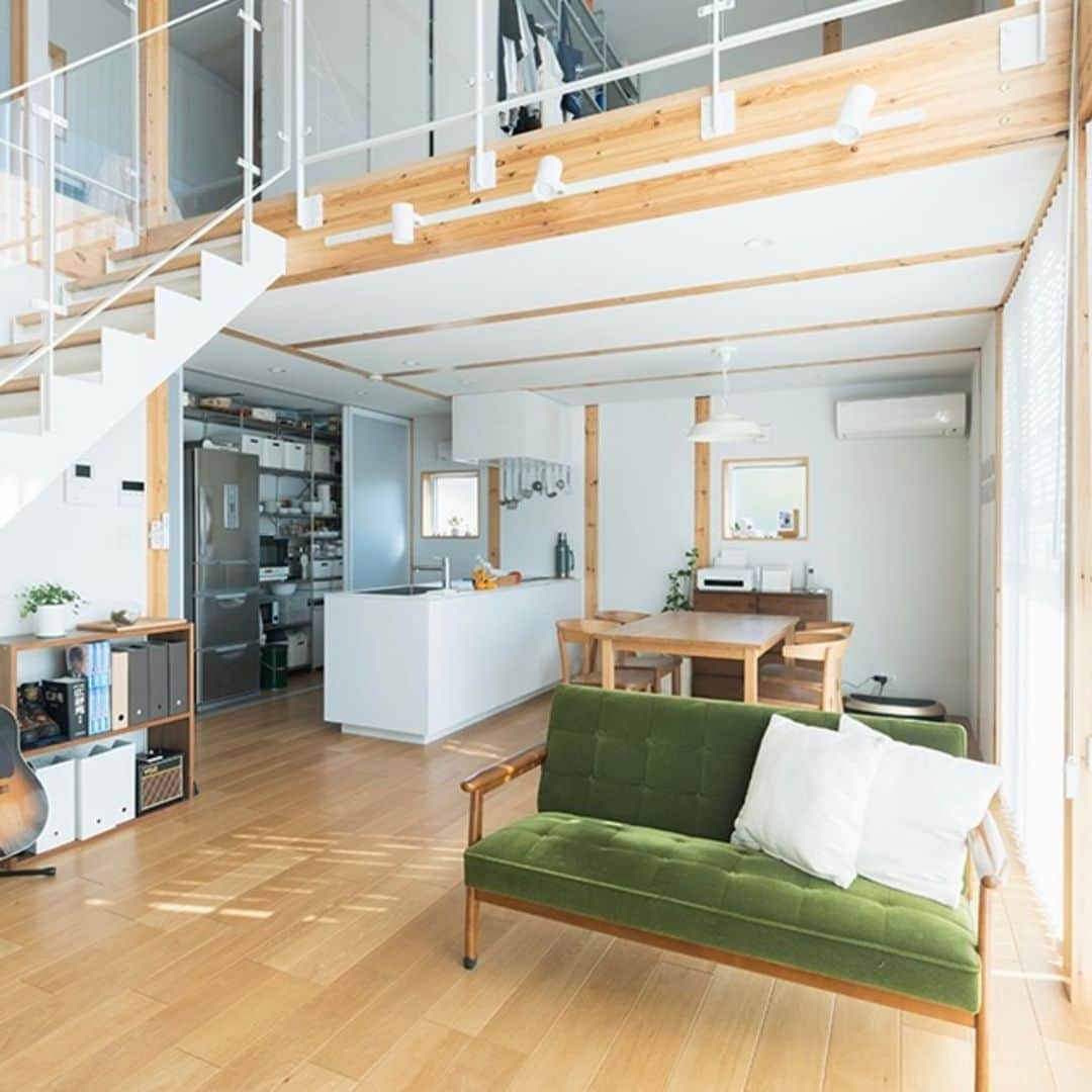 無印良品の家さんのインスタグラム写真 - (無印良品の家Instagram)「【住まいの実例】 広島県呉市「木の家」 ・築年数：2018年6月 ・面積：91.91m²（27.8坪）  広島県呉市にある「木の家」K邸は、青空に外壁がひときわ映えるお宅です。�Kさんご一家は、ご夫妻と、高校生のお子さま2人の4人家族。ご主人に、奥さまやお子さまたちの想いもふくめて、家づくりについておうかがいしました。  2020.5.12公開住まいの実例『娘からは最初に少し反対されました』より   詳しくはプロフィールハイライトか、「無印良品の家」HPをご覧ください。 @mujihouse  #無印良品 #無印良品の家 #木の家 #窓の家 #陽の家 #戸建て #戸建て住宅 #muji #mujihouse #room #roomtour#間取り図#子供のいる暮らし#家具の配置#暮らし方#ダイニング」4月10日 13時29分 - mujihouse