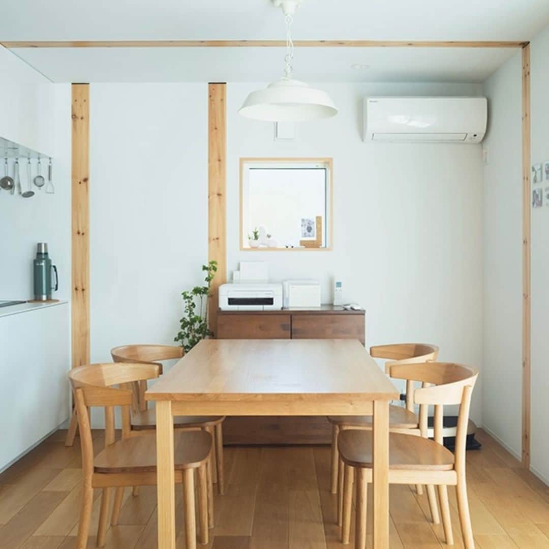 無印良品の家さんのインスタグラム写真 - (無印良品の家Instagram)「【住まいの実例】 広島県呉市「木の家」 ・築年数：2018年6月 ・面積：91.91m²（27.8坪）  広島県呉市にある「木の家」K邸は、青空に外壁がひときわ映えるお宅です。�Kさんご一家は、ご夫妻と、高校生のお子さま2人の4人家族。ご主人に、奥さまやお子さまたちの想いもふくめて、家づくりについておうかがいしました。  2020.5.12公開住まいの実例『娘からは最初に少し反対されました』より   詳しくはプロフィールハイライトか、「無印良品の家」HPをご覧ください。 @mujihouse  #無印良品 #無印良品の家 #木の家 #窓の家 #陽の家 #戸建て #戸建て住宅 #muji #mujihouse #room #roomtour#間取り図#子供のいる暮らし#家具の配置#暮らし方#ダイニング」4月10日 13時29分 - mujihouse