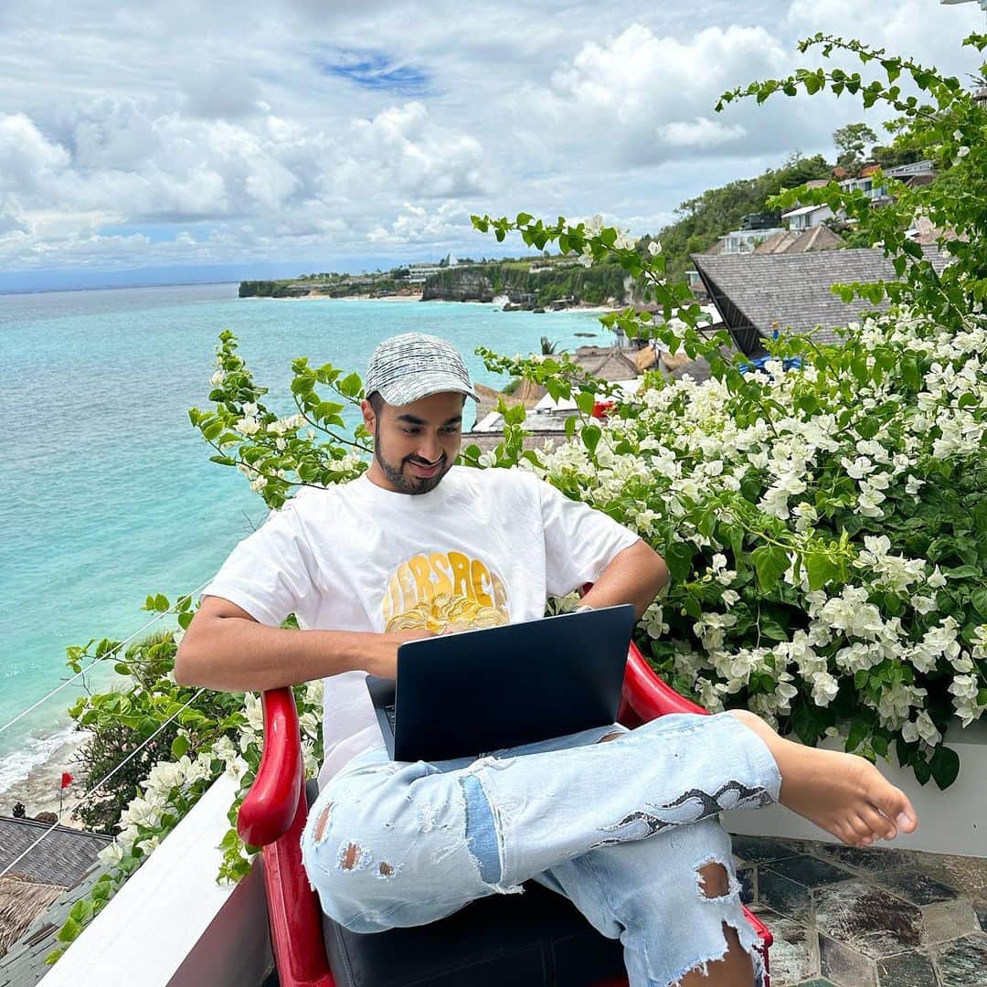 エヴァン・ルースラのインスタグラム：「Finding adventures and inspiration around this magical island of the gods   🦄🧞‍♂️✨🧙‍♂️🤹🏻‍♂️🪄  📍Bali」