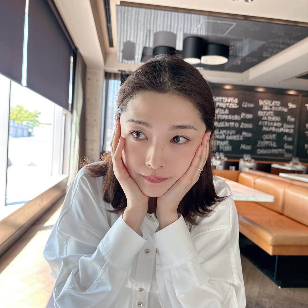 石川梨華のインスタグラム：「お昼ごはん何食べたんだろう？  パパとパスタランチ🍝 美容院前だから髪はノーセットw  久しぶりにカットしちゃう✂︎ ワクワク💓  #石川梨華 #モーニング娘og #リアル梨華 #二児の母 #やんちゃボーイズ #パパとデート #お昼ご飯何食べたんだろう #梨華パスタに感動」