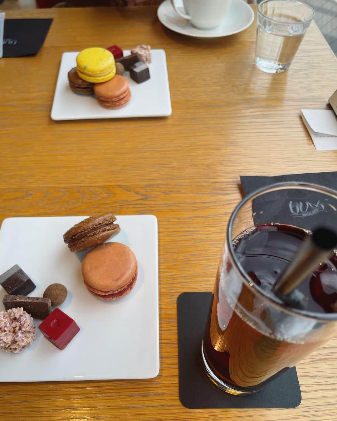 及川愛未のインスタグラム：「先日表参道🍰🫖 会うと元気になります（笑）」とツボってくれるりしあちゃんとお茶してきた。 こちらのお店の大好きなチョコレートフルーツのシナモンとお酒のフレーバーのボンボンやはじめて店頭で買ったことなかったマカロン美味しかった〜甘すぎるスイーツが苦手な私でもぱくばく食べれるbrandです🍫🧁  #表参道 #神宮前 #lunch #teatime  #chocolate #Barcelona #better が好き」