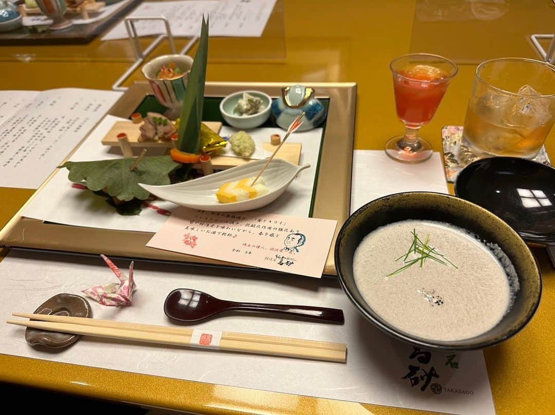 池田咲紀子のインスタグラム：「先日、 レッズのパートナーさんでもある、うらわ高砂さんにお邪魔してきました(2回目)😊  全てのメニューが美味しすぎて豪華すぎて、、、 次の料理が出てくるたびに感動でした🥺✨😋  お料理だけでなくて、 お皿や盛り付けなどもとっても素敵で目でも楽しめて、 お腹も心もいっぱいであったかくなる場所です😊✨  私が(皆も)大好きなゆいぴーと一緒に行きました❣️ また行こうね😊❣️  美味しい料理に気を取られすぎて、自分たちと料理と一緒に撮る前に全部食べました😂🤳😂  皆さんも、 大切な友達や家族や恋人との特別な日などに、 うらわ高砂さんへ行ってみてはいかがでしょうか😊⁇  浦和駅西口からとっても近いのでぜひ😘  うらわ高砂さん、 ありがとうございました😊 またぜひ お邪魔させてください🙇‍♂️✨  #浦和レッズ #三菱重工浦和レッズレディース  #パートナー #うらわ高砂 #懐石料理」