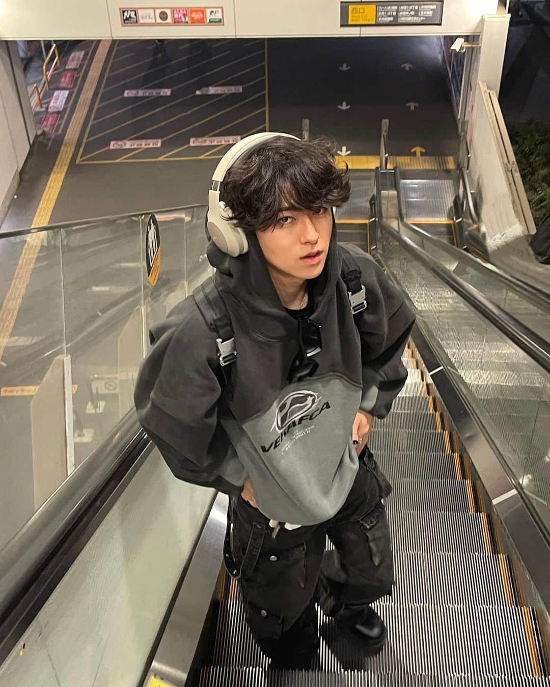 まきとんのインスタグラム：「escalator pics🖤  hoodie: verafca intaobao bottom: croworld intaobao bag: @alyxstudio  shoes: @balenciaga  headphone: @soulelectronics.jp  . . . #escalator #photoideas #photoidea #aesthetic #aesthetics #aestheticposts #tokyo #ootd #outfitoftheday」