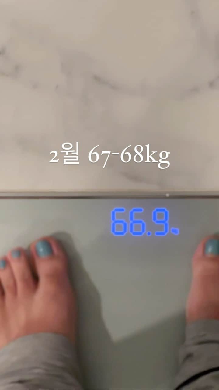 パク・ウンジのインスタグラム：「안녕하세요 ~ 드뎌드뎌!!  내일 4/11 (화) 오전 9시 청담보감 OPEN 입니다🎉🎉  💊공구 기간은 4/11 오전 9:00 부터 4/13 (목)자정 입니다- 💊주문 후 0-2일 이내 의사선생님 처방 전화👉배송 3-5일 소요  미국 서부 시간으로는 내일 오후 5시, 동부는 8시가 되겠네요! 미국 구매 가이드 제가 ㄷ ㅏ DM으로 전달 드렸습니다^^  한국에서 구매하는 분들은 내일 오전부터 천천히 해주시면 되어요. 청담보감은 특가💥 텀은 1-2달 정도 될 거 같은데- 그건 업체 대표님과 한번 상의를 해봐야할 거 같아요. 다른 셀러분 2명 정도 더 계신데 판매할 때마다 조기 품절 될  정도로 준비 수량이 금세 동난다고 하더라고요🔥  내일도 혹시 Hoxy 모르니까  시간 맞춰 구매해주시는 걸 추천드립니다🙏 천천히 구매하시라는 말 취소  🟡청담보감 가격 30-40% 프로모션  229,000원 (30포) → 149,000원 (30포) 458,000원 (60포) → 278,000원 (60포)  •급속 다이어트 하루 2포 권장. 오전 10시/오후 4시. •다이어트 유지시 하루 1포 권장. 오후 4시 ⏰  -  🟡은자언니가 청담보감을 추천해드리는 이유는?!  첫번째도 안전성! 두번째, 세번째도 안전성이었어요🙏 한의사 선생님 처방으로 한분 한분 모두 통화로 진행되고요- 한의학의 생약 성분으로만 구성되기에 몸을 헤치지 않아요✔️ 저의 경우 청담보감을 먹으면서 불안증이나, 불면증, 떨림 증상이 없었어요.  (양약의 다이어트 약…항정신성 약💊ㅜㅜ 절대 안되요.  제가 누누히 말씀 드리죠? 불면증, 정신 교란, 불안증 , 떨림 저는 부작용이 심했거든요. 작년에 출산하고 급한 마음에 빨리 다이어트  하고 싶어서 무리 했다가… 호되게 정신적으로 고생을 많이했어요..  그 병원 처방약이 항정신성 약이라는 거… 이번에 기사, 뉴스에도 나오고 있더라고요. 소름이었어요…🥲)  만약- 제가 큐레이팅 한 제품 먹고 탈 나면 제가 어찌 얼굴을 들고  살겠어요. 절대로 위험을 감수하고 제품을 판매할 자신도 없고  할 이유도 없어요.   저는 오랜 시간 여러분과 숨셔온 방송인이기에 치명적인 타격을  줄 제품들은 아예 컨택을 하지도 않아요 🙏그 부분은 앞으로 어떤 제품을 큐레이팅해도 다 해당되는 사항이랍니다.   그래서 이번 제품도 정말 오랜시간-동안 제 몸의 안정함과,  체중 변화를 확신하고 자신감=신뢰감을 갖고 보여드릴 수 있던 거에요.  중간에 탈났다면 당장 중단했을 거에요.   저는 3개월 전 쯤에 샘플 단계일 때부터 테스트를 해왔고  복격적으로 2월부터 먹기 시작했어요. 그때 체중이 68kg이었답니다 🐷 2월부터 꾸준히 하루 2포씩 먹어서 최근에는 체중이 60-61kg정도까지 빠졌어요.  운동을 했다면 더 많이 빠졌겠지만? 운동 거의 없이도  2달에 7-8kg은 감량했어요😊 저 뿐만 아니라 이미 드신 분들 후기를 보면 2달에 7-8kg은 거의 빼시더라고요.  🟡일반 한약 다이어트 제품 VS 청담보감 차별점-  1. 청담보감은 한의약품으로 일반 건강식품과는 비교도 안될  정도로 섭취시 즉각적인 식욕억제 효과를 느낄 수 있어서 다이어트  실패해온 분들께 강력 추천해드려요.   2. 청담보감은 동결건조 기술로 탕약 120ml의 한약 성분을  고농축으로 압축하여 효능을 극대화 했어요.  3. 일반 타사 한약 다이어트 약은 먹기 불편한 환으로 만들어져 있어🥲 쓴 맛과 한약냄새 그리고 목넘김이 불편한 게 사실이에요.;;;  💊청담보감 다이어트 정은 알약 형태로 만들어져 냄새 없이,  목넘김도 편하게 언제 어디서든 간편하게 섭취 가능합니다. 지름 약 1cm 조금 넘는 거 같아요 ^^  게다가 동결건조 기술로 고농축 제조해서 빠른 흡수를 도와드리기에 섭취시 즉각적인 식욕 억제 효과를 느낄 수 있어요😊  제가 내일 오픈 한 후에도 계속 팔로우 해드릴게요 ^^ 궁금하신 점 댓글이나 DM 편하게 보내주세요😊」