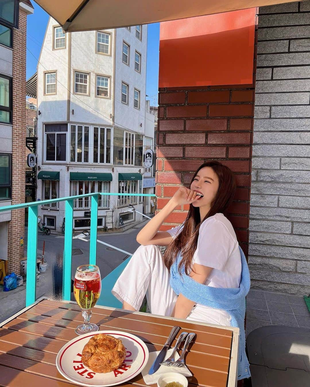 Son Ju Heeさんのインスタグラム写真 - (Son Ju HeeInstagram)「- 사랑하는 날씨에 테라스에서 낮맥🍻  연남동 촬영이라 새벽 일찍 나와야해서 피곤했는데 피로가 싹 사라지는 마법 :)  짧아서 더 아쉬운 봄을 만끽해야지🕊️  #연남동  #연트럴파크  #연남동카페」4月10日 13時31分 - juhee__ss