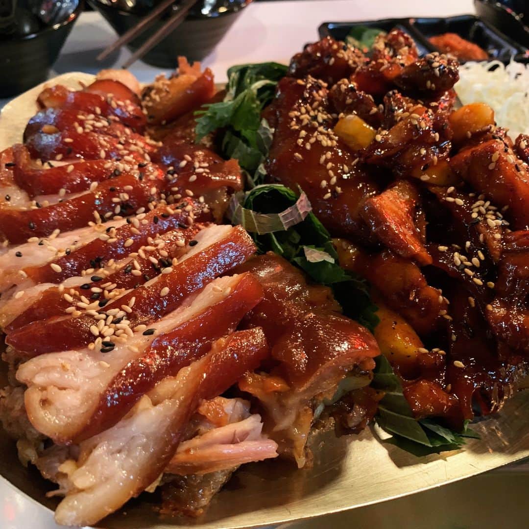 JR九州高速船株式会社のインスタグラム：「[日本語] [한국어] 釜山・西面（ソミョン）チョッパルサロン 족발쌀롱　※チョッパル：豚足  今日は色んな種類の「豚足」を味わえるお店を紹介します。 今回注文したのは、オリジナル豚足（オンチョッパル）と辛い豚足（プルチョッパル）😚 お野菜とパスタサラダ・ちゃんぽんがついてくるので、かなりのボリューム感です！  オリジナル温豚足から、ニンニク味の豚足・辛い豚足・チャーシュータイプの豚足、プサン名物の冷菜豚足まで🍗メニューのバリエーションも豊なので、お好みに合わせて注文できますよ！♪  서면에 있는 맛집 족발쌀롱. 불족발부터 냉채족발까지 다양한 메뉴가 준비되어 있으며, 기본으로 나오는 짬뽕탕과 샐러드파스타까지 푸짐하게 즐기실 수 있습니다😊  【住所・주소】 釜山鎮区東川路95番キル18 부산 부산진구 동천로95번길 18 ※営業時間  月～木 16:00～00:30/ 金・土 16:00～01:00/ 日16:00～24:00  #クイーンビートル #QUEENBEETLE #퀸비틀 #韓国旅行 #韓国 #釜山旅行 #釜山 #プサン #豚足 #korea #busan #韓国好きな人と繋がりたい #JR九州高速船 #부산여행 #한국여행 #부산맛집 #족발 #족발쌀롱」