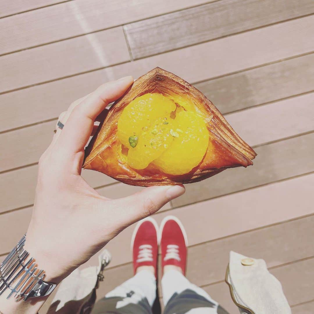 Maison Kayser Japon Officialさんのインスタグラム写真 - (Maison Kayser Japon OfficialInstagram)「甘夏みかんのデニッシュと。  本日、新商品が発売されました。今月のデニッシュは甘夏みかん🍊 酸味とほろ苦さのバランスが丁度良い甘夏とカスタードクリームは相性がとっても良いです。この時季はデニッシュ生地がパリパリっと音を立てて崩れていくので生地もお楽しみ頂けたらと思います。  また5月14日までの販売とご案内していたデニッシュフレーズは4月23日をもって終売となります。 この2週間はデニッシュが2種類店頭に並びますので是非お試しください。  ✔︎甘夏みかんのデニッシュ ✔︎6月12日まで販売 ✔︎¥350  . . #メゾンカイザー #maisonkayser #japon #boulangerie #erickayser #france #bakery #paris #croissant #パリ #ブーランジェリー #ベーカリー #フランス #パンスタグラム #パンのある生活 #バゲット #クロワッサン #パン #baguette  #danish #orange #オレンジ ＃デニッシュ」4月10日 13時36分 - maisonkayser_japon