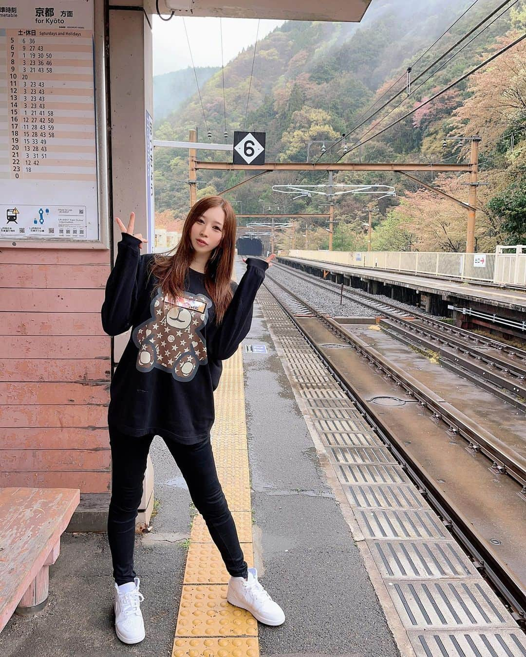 橘楓のインスタグラム：「☔️🚃  嵐山🧸  . #関西#帰省#散歩#嵐山#渡月橋#金閣寺#世界遺産#旅#京都#奈良#大阪#旅#桜#お花見#インスタ映え#映えスポット#わくわく#🌸🌸🌸」