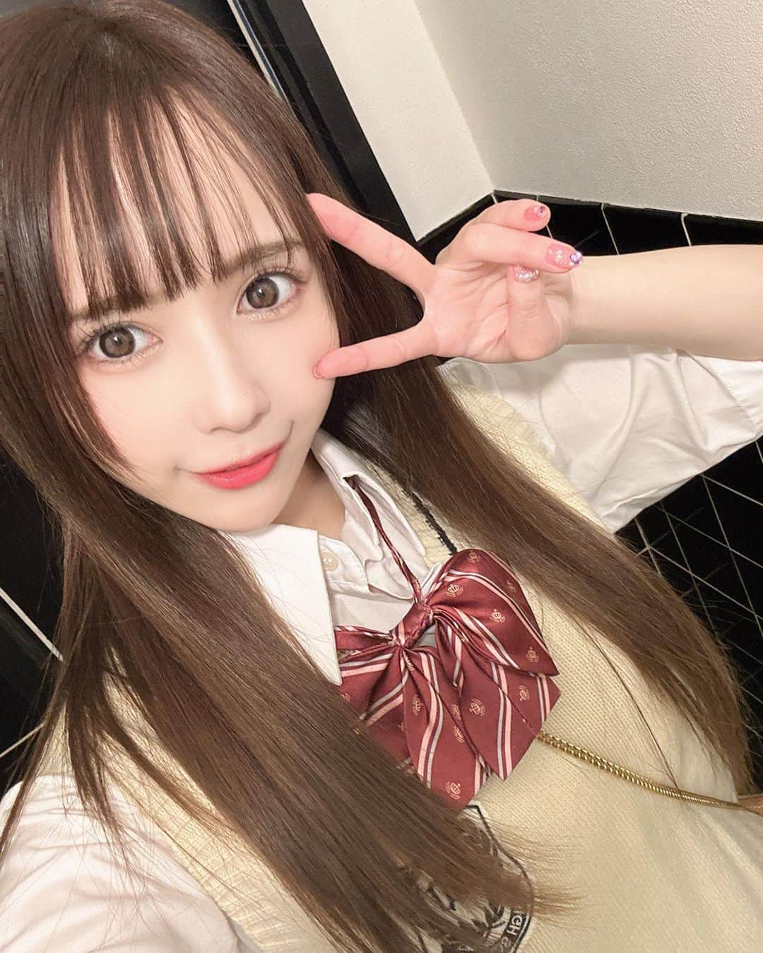 佳苗るかさんのインスタグラム写真 - (佳苗るかInstagram)「心はずっと17歳💗 久しぶりの制服ー！！！😘笑  #コスプレ #jk #制服 #制服誘惑 #佳苗るか #歌舞伎町 #新宿 #ガールズバー #コンカフェ #キャバ嬢 #キャバクラ #shinjuku #tokyo #follow #following #ドミネーター」4月10日 13時40分 - ruka_kanae