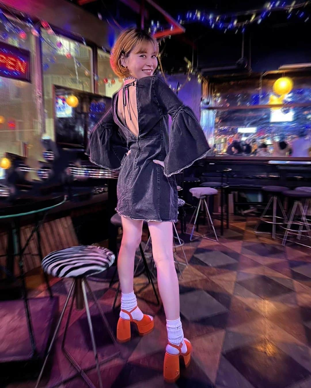 潮みかのインスタグラム：「🧡🧡🧡  白ルーズも可愛いお靴も @yelloshoes_official  ですん🧡🤍🧡🤍  #つんパラ #ハロプロ最高 #松浦亜弥 #モーニング娘 #藤本美貴 #メロン記念日 #赤いフリージア #まっさらブルージーンズ #ロマンティック浮かれモード」