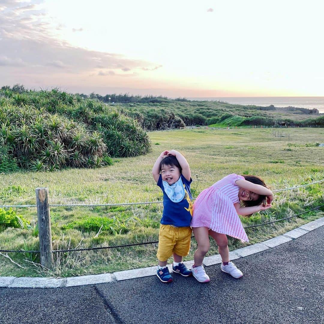 いわさきふきこ さんのインスタグラム写真 - (いわさきふきこ Instagram)「🐘沖縄3日目🐘　万座毛  手を繋いでくれるのはいつまでなんだろう。期限付きのこの光景が、愛おしくて幸せで悲しく感じた万座毛🥺  #令和元年生まれ #3歳6ヶ月 #令和3年ベビー #1歳11ヶ月 #1歳7ヶ月差 #姉弟 #親子3世代旅行 #時差投稿」4月10日 13時48分 - fukikoiwasaki