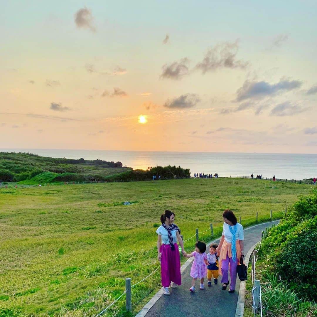 いわさきふきこ のインスタグラム：「🐘沖縄3日目🐘　万座毛  手を繋いでくれるのはいつまでなんだろう。期限付きのこの光景が、愛おしくて幸せで悲しく感じた万座毛🥺  #令和元年生まれ #3歳6ヶ月 #令和3年ベビー #1歳11ヶ月 #1歳7ヶ月差 #姉弟 #親子3世代旅行 #時差投稿」