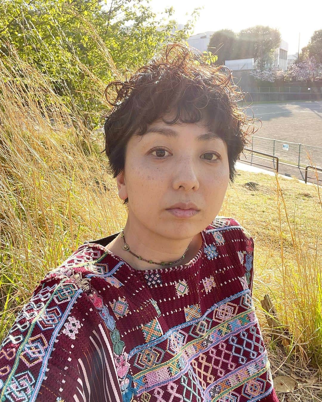 Boojilのインスタグラム：「🌞春、あまりにも気持ちの良い週末だった。こどもたちを連れて、どこかに出かけようか。と、そんな話をしながらも、二年生になりたての長男は「え〜家にいたい〜」4歳の次男は「公園にいく！」と、意見がばらつく。最近読書にハマり始めた長男が新しい物語を読みたがっているから、図書館に行くことを提案してみた。次男も、わたしも、そして夫もそれぞれ本が好きだ。  駅前のパン屋さんでそれぞれ食べたいものを注文し、おやつにドーナツも追加した。甘いものは、自分の機嫌をいつだって瞬時に良くしてくれる。こどもたちは口の周りを砂糖まみれにしてゲラゲラ笑っている。  図書館はパラダイスだ。どの年代にとっても。今自分が欲している言葉を探す、いわば宝探しみたいな感覚でいつもワクワクする。  不思議なもので昨日はドンピシャでいまの自分にぴったりな本が見つかった。家に帰ってから一冊丸ごと全部読み終えた。毎日読書を必ずしていて、テレビは一切見なくなった。 バラエティはつまらないし、だったら知識を増やしたい。児童書や小説も読みたい。旅が自分のインプットの最高峰だったんだけど、本は開けばすぐに新しい世界に連れていってもらえるから素晴らしい。  図書館でみんながそれぞれ読みたい本を借りたら20冊近くになった。一度家に帰ってから、近所の公園へ。  桜もすっかり花を落とし、小さな若い葉が風になびいて揺れている。桜は満開の時期はみんなを魅了してうっとりさせてくれるけど、花のない君もわたしは好きだよ、と思う。 ずっと花を咲かせ続けるほどのエネルギーはない。誰にだってそれは言えること。自分だってそうだ。花が落ちたあとも、ちゃんとそこにエネルギーはあって、新しい芽が出でいることをわたしは知っている。いつかまた花が咲くこともわかってる。  自然から学ぶことや取り戻す感覚がたくさんあるはずなのに、忙しいを理由に、こんなに身近にあるものを愛でる日々を送れてなかったように思う。  こどもはずっとキャッキャ楽しそうに遊んでいて、あなたたちは自然と一直線で、同じだから、満開の桜も、花の落ちた桜にも違いをつけないんだなぁと思う。  こどもと接するといつも全力で、笑ったり泣いたり、正直に生きていて最高だな。と思う。  📷写真でわたしが着ている服は、グアテマラを旅していた頃に現地で買ったウィピル。もう10年以上前に買ったんだけど、おばあちゃんになるまで着るつもり。とても気に入っている。」
