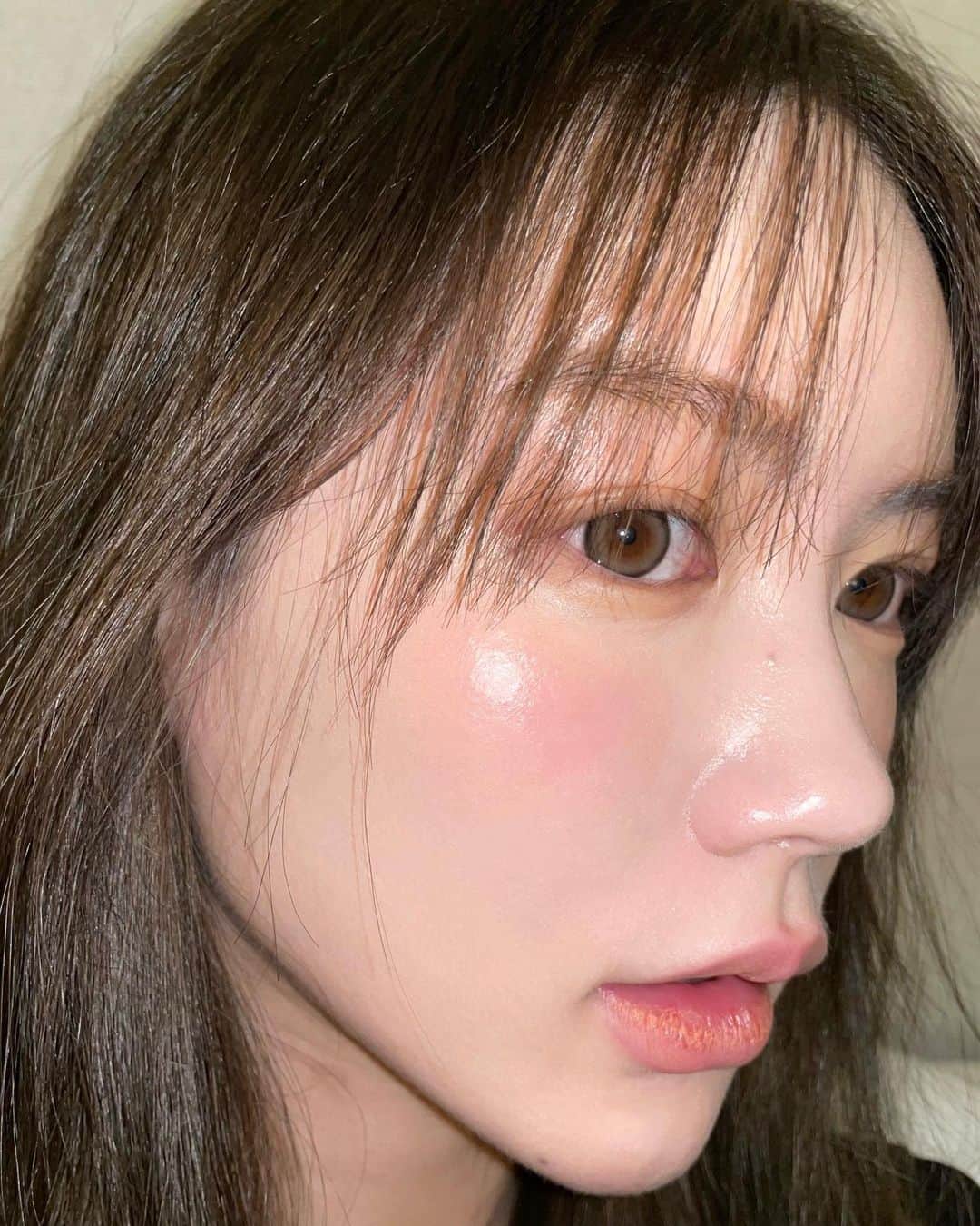 のインスタグラム：「커버력 + 지속력 + 무너짐 + 톤업 + 광 •• 그리고 가격 면에서도 완벽한 인생 쿠션🍬 @mumi.kr  쿠션 위에 솨비 누드 발라주세요.. 젭알요...」