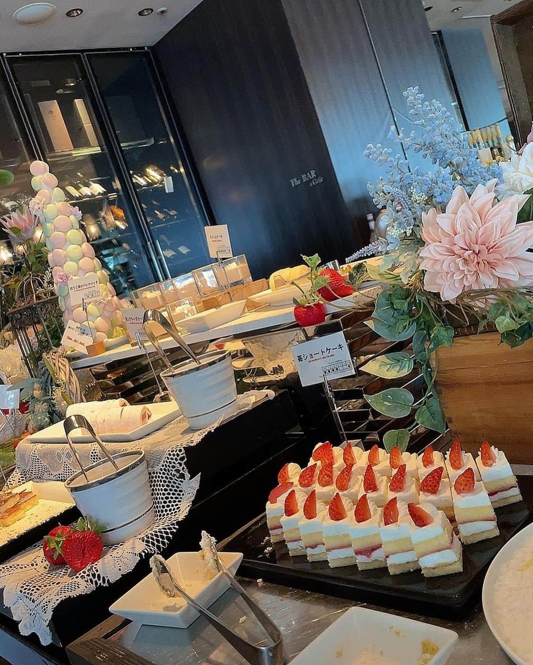 結城ちかさんのインスタグラム写真 - (結城ちかInstagram)「XEX東京のスイーツブッフェに行って来ました🍓  沢山のいちごにテンション上がりました🥺  ブッフェは種類豊富でデザートの他にも ピッツァやパスタ、サラダなど沢山あって ドリンクもアイスもホットもあるので ゆっくり楽しめました🌸  いちごのデザートが沢山楽しめて最高でした🍓  東京駅直結なので立地も便利で景色も素敵でした✨  ぜひいってみてねー！！！  #xex #xextokyo#いちご食べ放題#xexいちごフェス#ストロベリーブッフェ#ランチブッフェ#いちご#いちごスイーツ」4月10日 13時57分 - chika_yuuki
