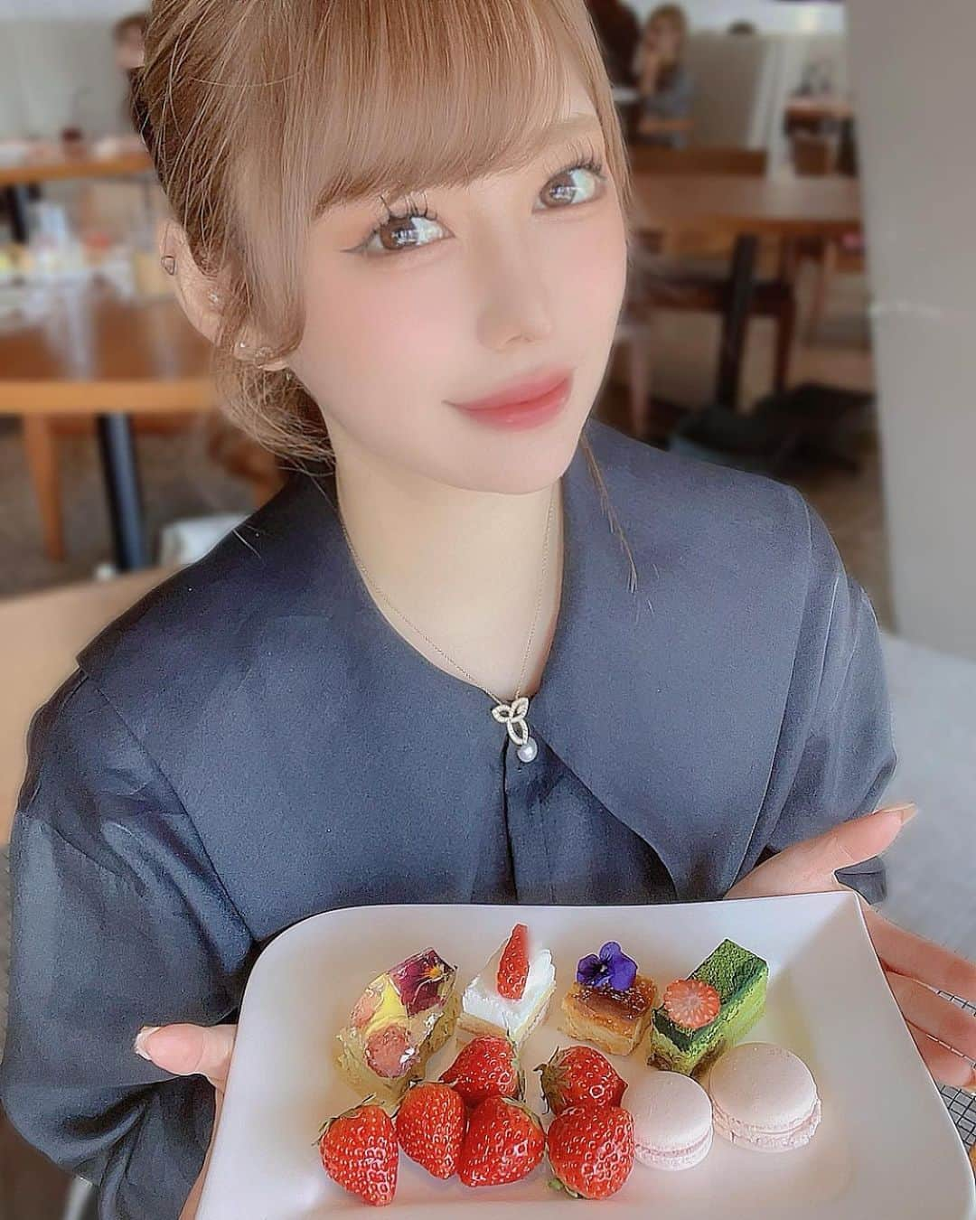 結城ちかさんのインスタグラム写真 - (結城ちかInstagram)「XEX東京のスイーツブッフェに行って来ました🍓  沢山のいちごにテンション上がりました🥺  ブッフェは種類豊富でデザートの他にも ピッツァやパスタ、サラダなど沢山あって ドリンクもアイスもホットもあるので ゆっくり楽しめました🌸  いちごのデザートが沢山楽しめて最高でした🍓  東京駅直結なので立地も便利で景色も素敵でした✨  ぜひいってみてねー！！！  #xex #xextokyo#いちご食べ放題#xexいちごフェス#ストロベリーブッフェ#ランチブッフェ#いちご#いちごスイーツ」4月10日 13時57分 - chika_yuuki