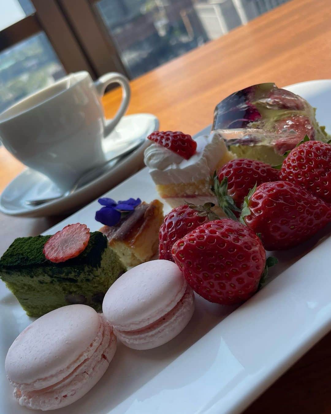 結城ちかさんのインスタグラム写真 - (結城ちかInstagram)「XEX東京のスイーツブッフェに行って来ました🍓  沢山のいちごにテンション上がりました🥺  ブッフェは種類豊富でデザートの他にも ピッツァやパスタ、サラダなど沢山あって ドリンクもアイスもホットもあるので ゆっくり楽しめました🌸  いちごのデザートが沢山楽しめて最高でした🍓  東京駅直結なので立地も便利で景色も素敵でした✨  ぜひいってみてねー！！！  #xex #xextokyo#いちご食べ放題#xexいちごフェス#ストロベリーブッフェ#ランチブッフェ#いちご#いちごスイーツ」4月10日 13時57分 - chika_yuuki