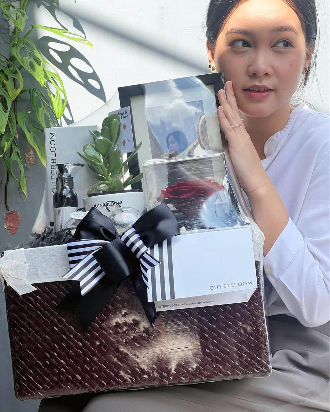 ナディラ・シンディ・ワンタリのインスタグラム：「Akhirnya ketemu hampers yang cocok dan beda dari tahun2 sebelumnya.   Ramadan Raya Heritage Hampers dari @outerbloom, cocok banget ga sih buat kita kasih ke orang-orang tersayang.   Kalau kamu mau kasih ke siapa nih?   #outerbloomhampers #ramadanhampersouterbloom」