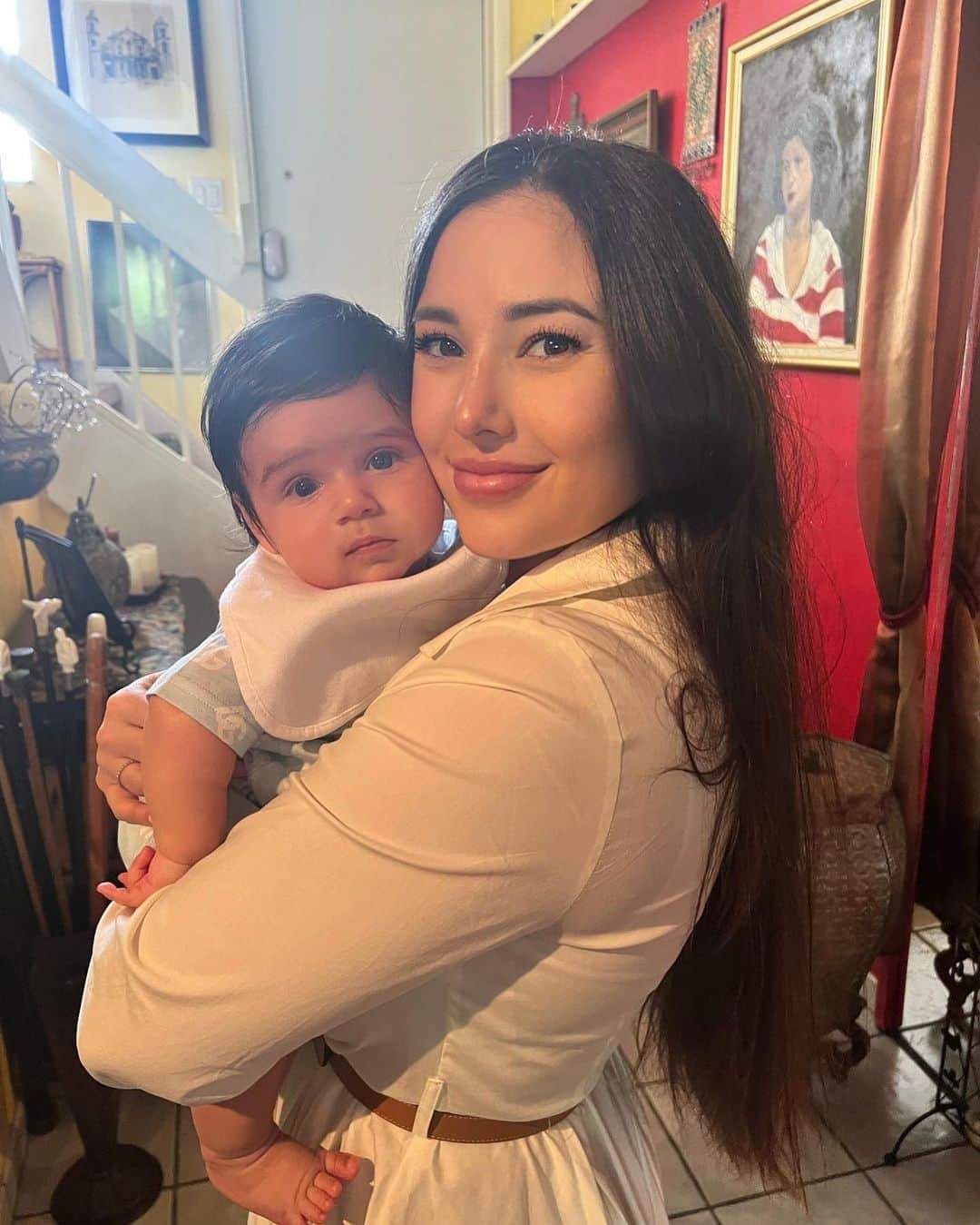 アンジー・ヴァローナのインスタグラム：「Happy Easter from me and my baby ❤️」