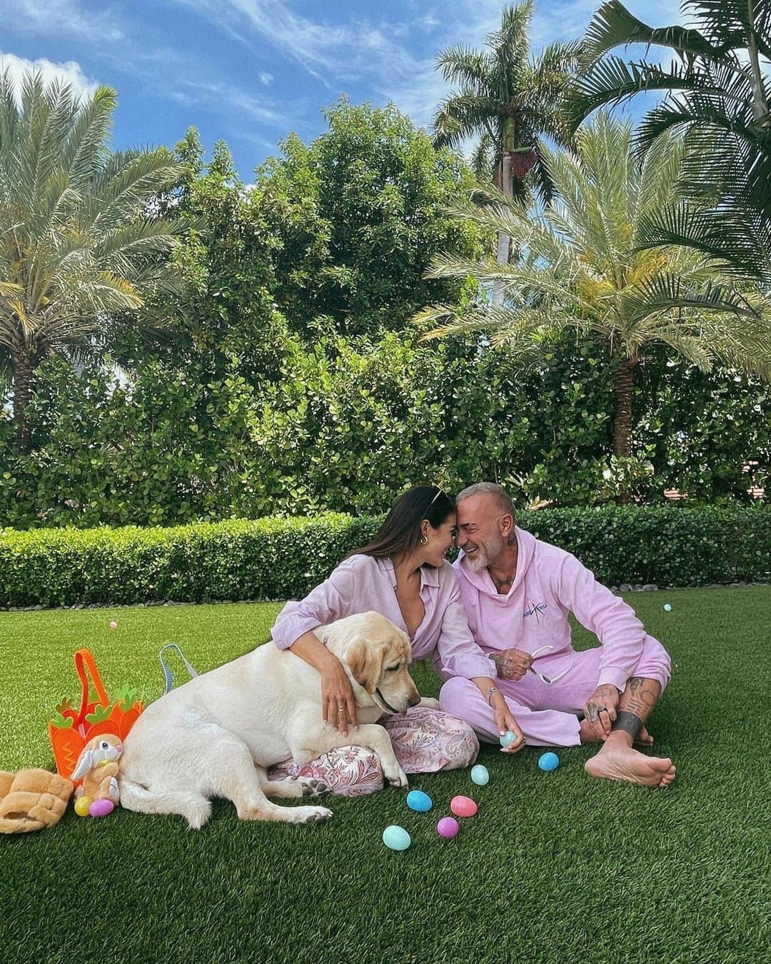 ジャンルカ・バッキのインスタグラム：「Happy Easter from our family. ❤️ @sharfonseca」