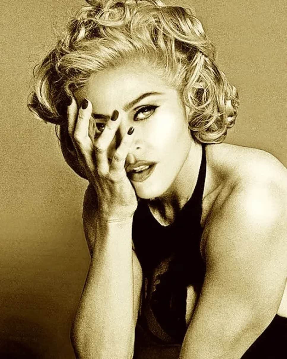 ギレルモ・ディアスのインスタグラム：「𝒞𝒽𝓇𝒾𝓈𝓉 𝒽𝒶𝓈 𝒹𝒾𝑒𝒹, 𝒞𝒽𝓇𝒾𝓈𝓉 𝒾𝓈 𝓇𝒾𝓈𝑒𝓃,  𝒞𝒽𝓇𝒾𝓈𝓉 𝓌𝒾𝓁𝓁 𝒸𝑜𝓂𝑒 𝒶𝑔𝒶𝒾𝓃… @madonna ➕」