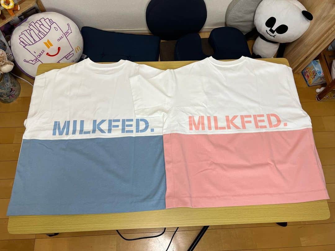 かこさんのインスタグラム写真 - (かこInstagram)「北海道幸せ便🍀5 MILKFED.さんの双子コーデ🐿️🍒色味が私たちの好きな色味で前と後ろで違うの可愛い🩵🩷 いつも似合う服を選んでくださるのが本当に嬉しい😭✨✨✨✨✨ ありがとうございます🙇🏻💕 #感謝永遠に #🍀 #milkfed #双子 #双子コーデ」4月10日 5時26分 - harapeko__kako