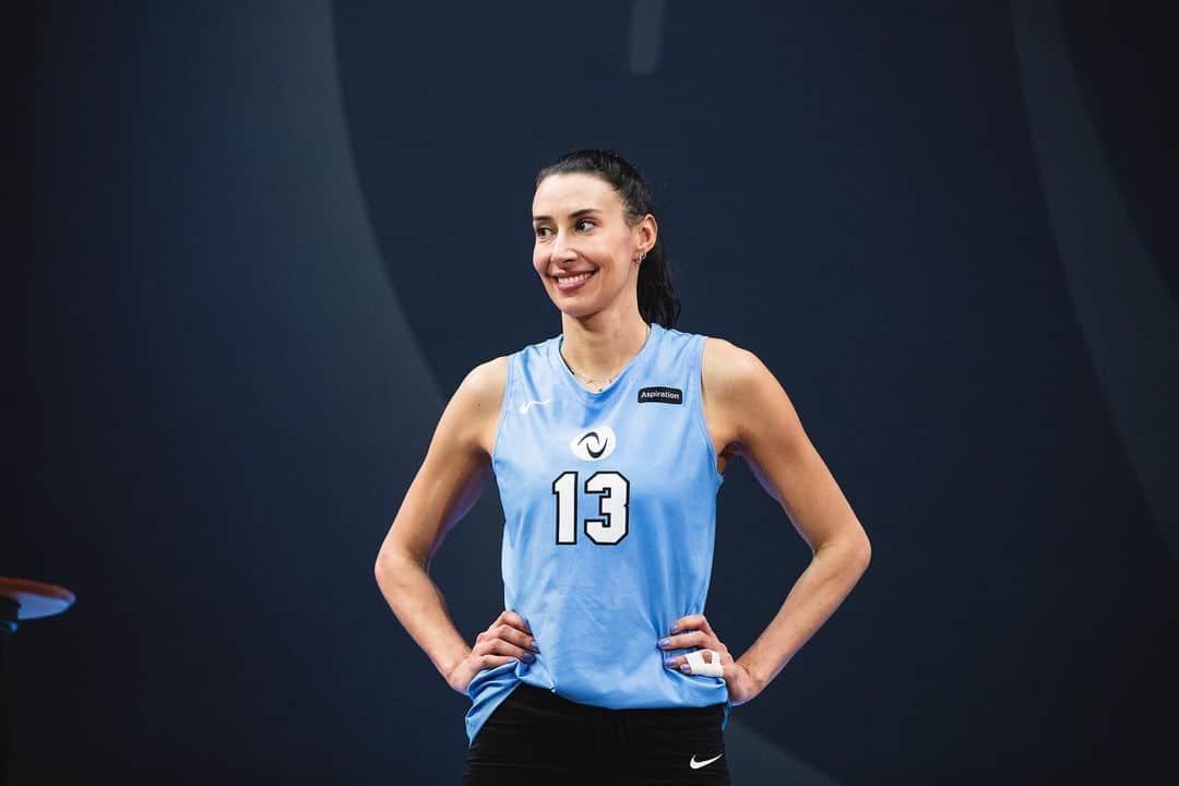 シェイラ・カストロのインスタグラム：「Há um ano, vivi um dos momentos mais emocionantes da minha carreira como jogadora de vôlei: realizei meu último jogo profissional pela Athletes Unlimited. Estar em quadra nesse dia, cercada por companheiras de equipe que se tornaram amigas e sabendo que aquele momento marcaria o fim de uma era, foi emocionante, principalmente com todas as homenagens que recebi.   Sempre digo que ao longo dos anos, eu fui e sou extremamente feliz como atleta. O esporte sempre foi minha grande paixão. Hoje, olho para trás e sinto saudades de tudo o que já vivi no vôlei. Sinto falta dos treinos intensos, das viagens emocionantes e de competir em grandes jogos. Ao mesmo tempo, estou feliz por ter feito parte de um projeto tão acolhedor como o AU Volleyball. Agradeço imensamente pelo convite, e por poder fazer minha última temporada com pessoas tão especiais.   Me sinto muito grata e orgulhosa da história que construí.」