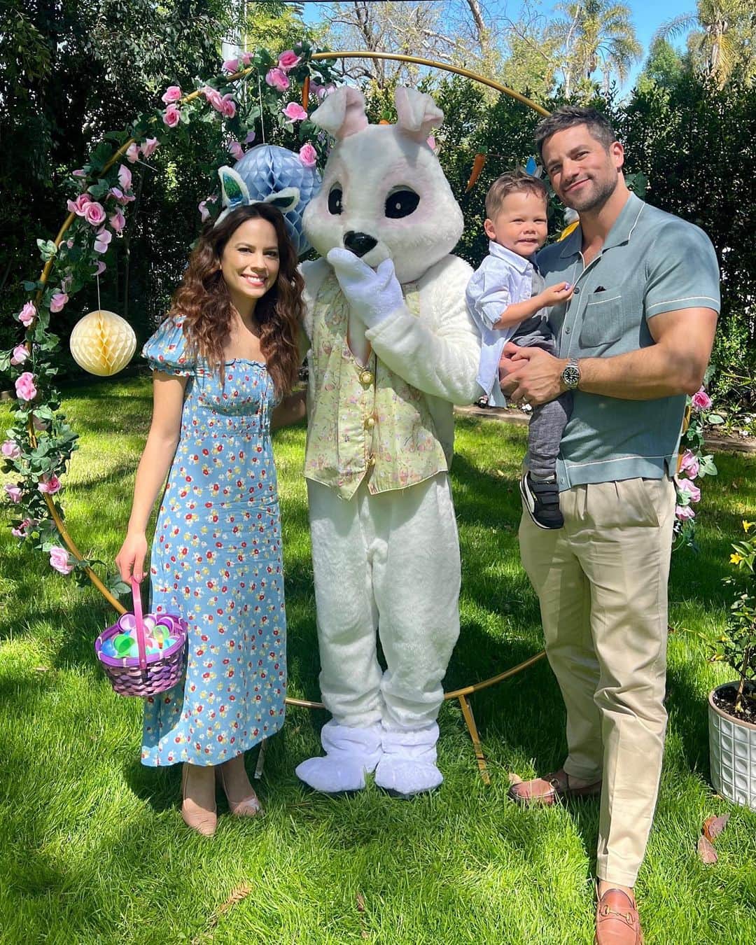 ブラント・ドーハティのインスタグラム：「Happy Easter!!! 🌸🐣🐰」