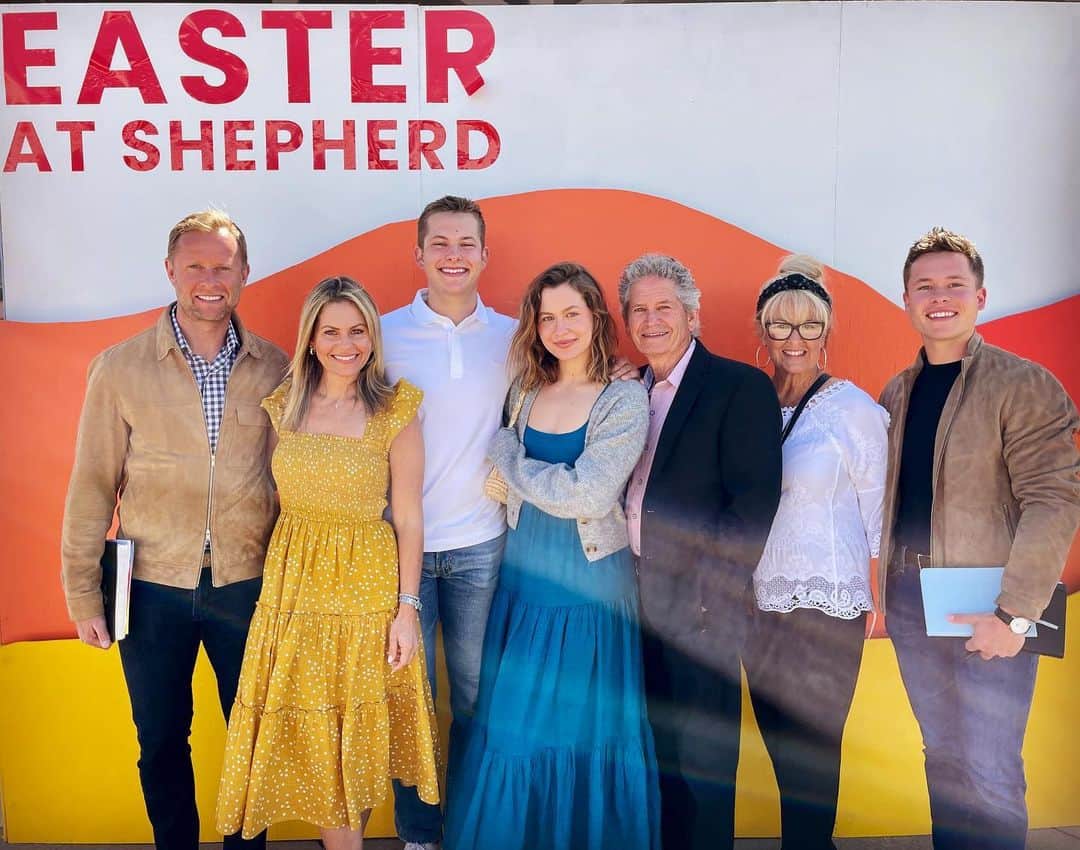 キャンディス・キャメロン・ブレのインスタグラム：「Happy Easter ✝️ He is risen 🙌🏼💐. He is alive 💐🙌🏼」