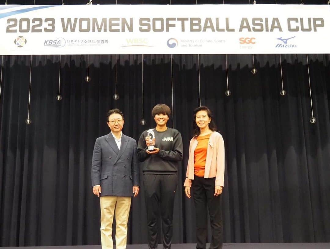 後藤希友さんのインスタグラム写真 - (後藤希友Instagram)「.  ASIA CUP "🥇"  昨日までアジア大会があったため韓国🇰🇷に行っておりました。 これは来年度行われる世界選手権の予選へまず出場するための大会でした🏆  改めて日本の素晴らしさを知り、 各国と対戦することで、色々な戦い方知識をまた学ぶことが出来ました。 サポートしてくださった沢山の皆様本当にありがとうございました。  今週の土日からは、いよいよ🔥 開幕戦の幕開けです。 こうして昨日まで一緒に居たチームメイトの皆さんとはまた敵に戻りますが、是非各チームの応援をしていただいてソフトボールの応援をこれからも宜しくお願い致します‼️🥎  #ASIA🥇 #SOFTJAPAN #MVPを頂くことが出来ました #はんさんと #踊りました #マルモリ #からの #キツネダンス #最高のタッグやった😂 @taiyo.hanna13  #また踊ろうね💃 #今週の土日は北九州です！ #皆様お待ちしております😂🙇🏻‍♂️」4月10日 6時19分 - miugoto_18