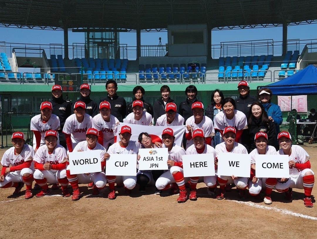 後藤希友さんのインスタグラム写真 - (後藤希友Instagram)「.  ASIA CUP "🥇"  昨日までアジア大会があったため韓国🇰🇷に行っておりました。 これは来年度行われる世界選手権の予選へまず出場するための大会でした🏆  改めて日本の素晴らしさを知り、 各国と対戦することで、色々な戦い方知識をまた学ぶことが出来ました。 サポートしてくださった沢山の皆様本当にありがとうございました。  今週の土日からは、いよいよ🔥 開幕戦の幕開けです。 こうして昨日まで一緒に居たチームメイトの皆さんとはまた敵に戻りますが、是非各チームの応援をしていただいてソフトボールの応援をこれからも宜しくお願い致します‼️🥎  #ASIA🥇 #SOFTJAPAN #MVPを頂くことが出来ました #はんさんと #踊りました #マルモリ #からの #キツネダンス #最高のタッグやった😂 @taiyo.hanna13  #また踊ろうね💃 #今週の土日は北九州です！ #皆様お待ちしております😂🙇🏻‍♂️」4月10日 6時19分 - miugoto_18