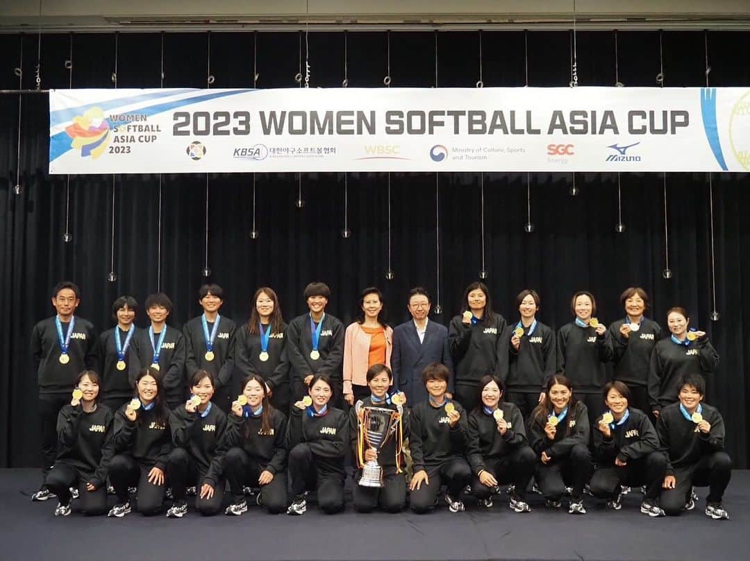 後藤希友さんのインスタグラム写真 - (後藤希友Instagram)「.  ASIA CUP "🥇"  昨日までアジア大会があったため韓国🇰🇷に行っておりました。 これは来年度行われる世界選手権の予選へまず出場するための大会でした🏆  改めて日本の素晴らしさを知り、 各国と対戦することで、色々な戦い方知識をまた学ぶことが出来ました。 サポートしてくださった沢山の皆様本当にありがとうございました。  今週の土日からは、いよいよ🔥 開幕戦の幕開けです。 こうして昨日まで一緒に居たチームメイトの皆さんとはまた敵に戻りますが、是非各チームの応援をしていただいてソフトボールの応援をこれからも宜しくお願い致します‼️🥎  #ASIA🥇 #SOFTJAPAN #MVPを頂くことが出来ました #はんさんと #踊りました #マルモリ #からの #キツネダンス #最高のタッグやった😂 @taiyo.hanna13  #また踊ろうね💃 #今週の土日は北九州です！ #皆様お待ちしております😂🙇🏻‍♂️」4月10日 6時19分 - miugoto_18