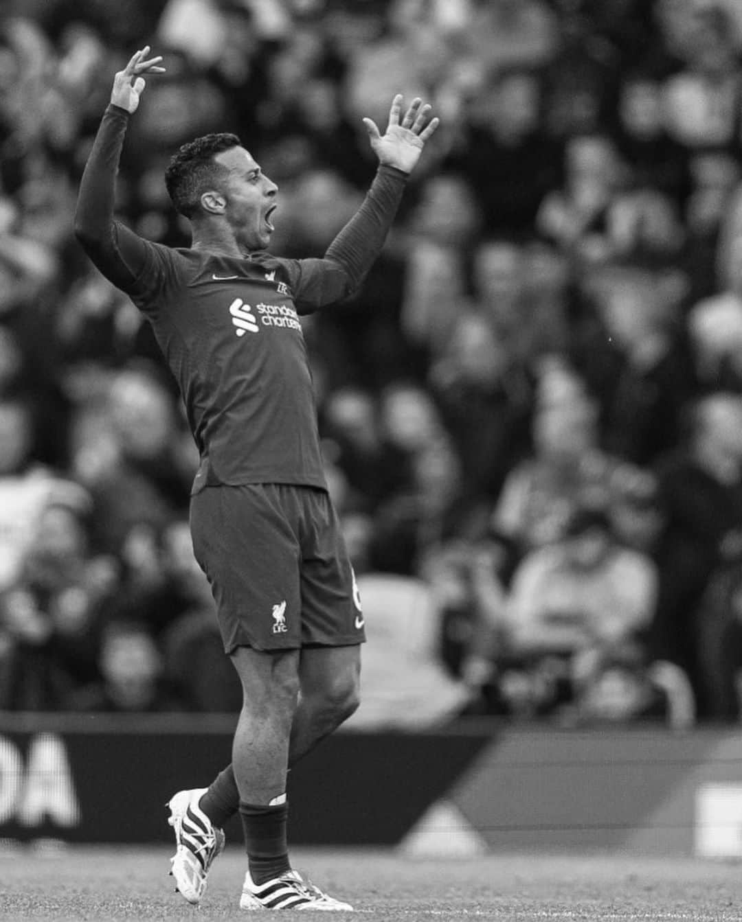 ティアゴ・アルカンタラさんのインスタグラム写真 - (ティアゴ・アルカンタラInstagram)「we are all in this together. #YNWA @liverpoolfc」4月10日 6時20分 - thiago6